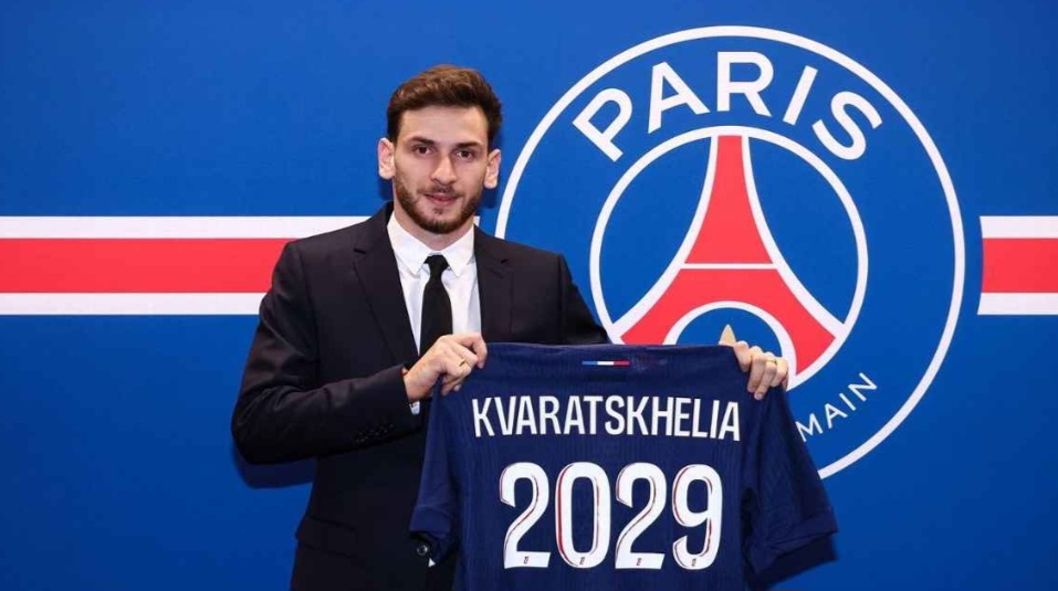 Khvicha Kvaratskhelia diharapkan jadi bintang baru Paris Saint-Germain untuk menggantikan Kylian Mbappe.
