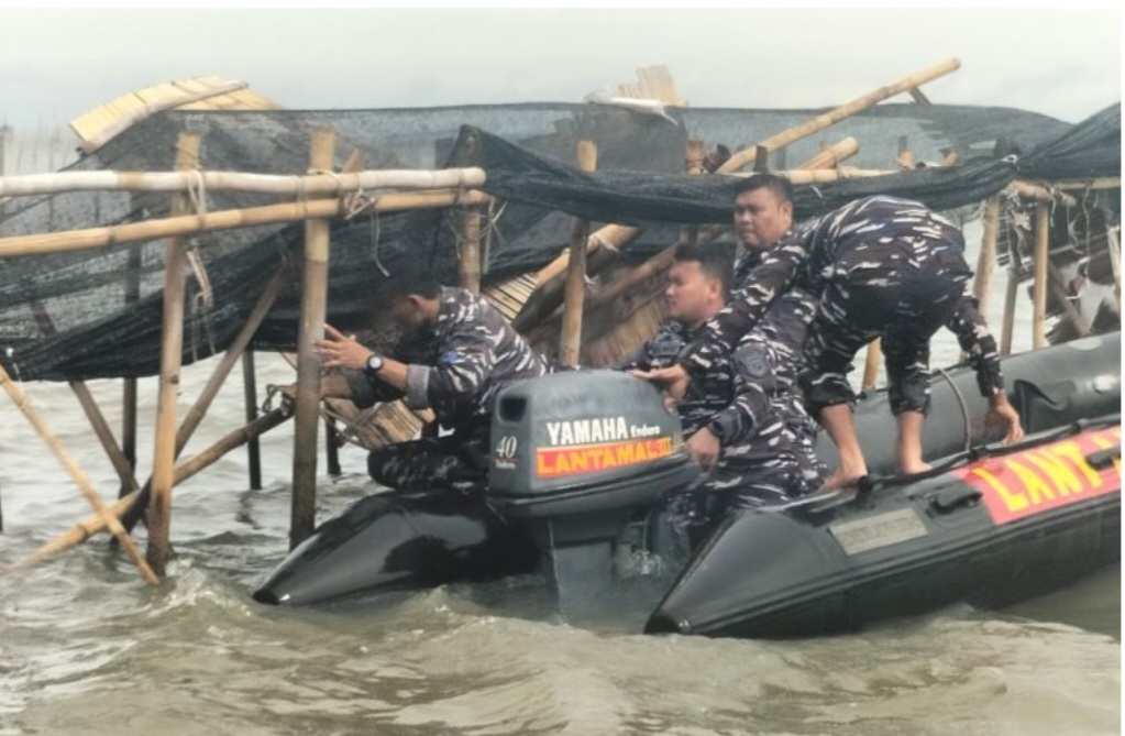 TNI AL bersama warga sekitar membongkar pagar laut di Tanjung Pasir, Tangerang.