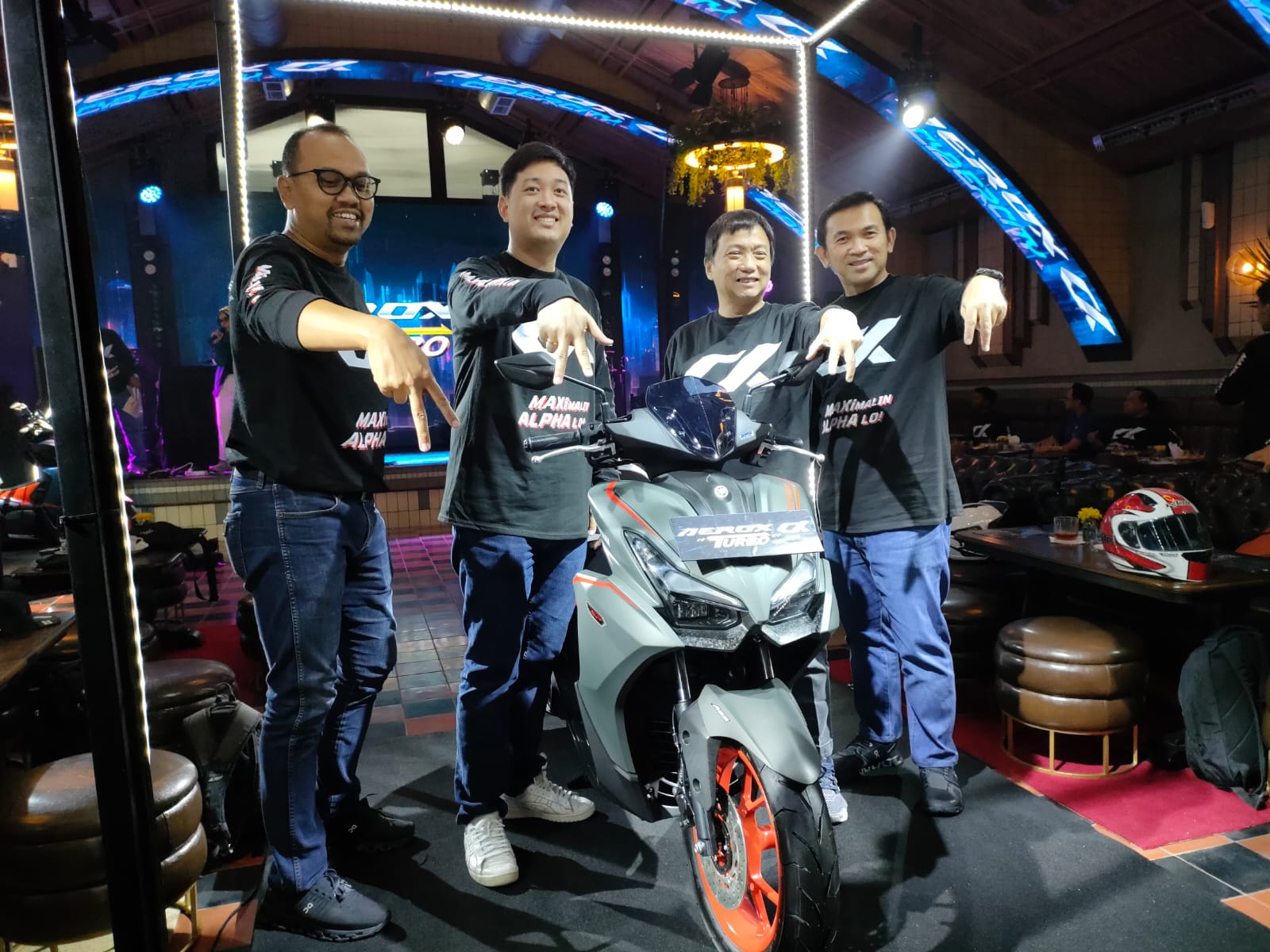 BADASS : Director PT STSJ Erwin Tansil (dua dari kiri), Deputy Director Rifany Widjaja (tiga dari kiri), GM After Sales Ilham Wahyudi dan GM Sales Harry (kanan) saat memperkenalkan Yamaha Aerox Alpha.