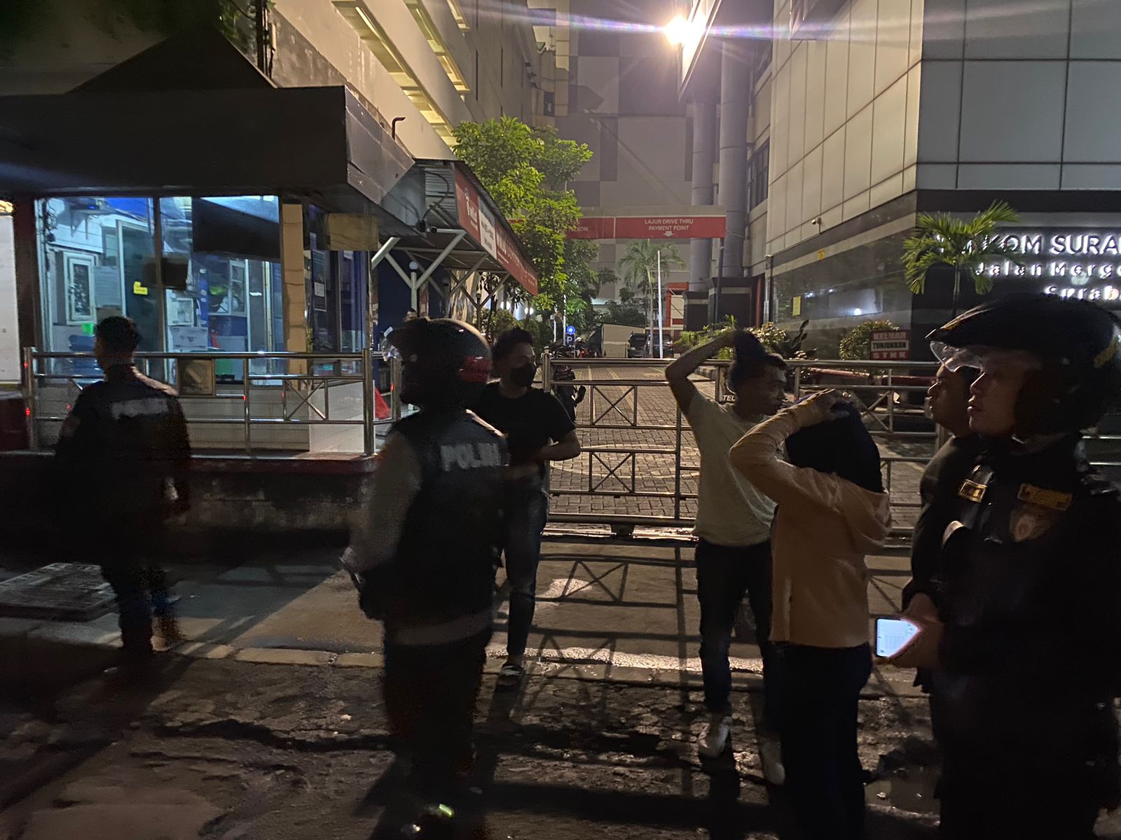 Sejumlah remaja diamankan lantaran hendak tawuran di Surabaya. (IST)