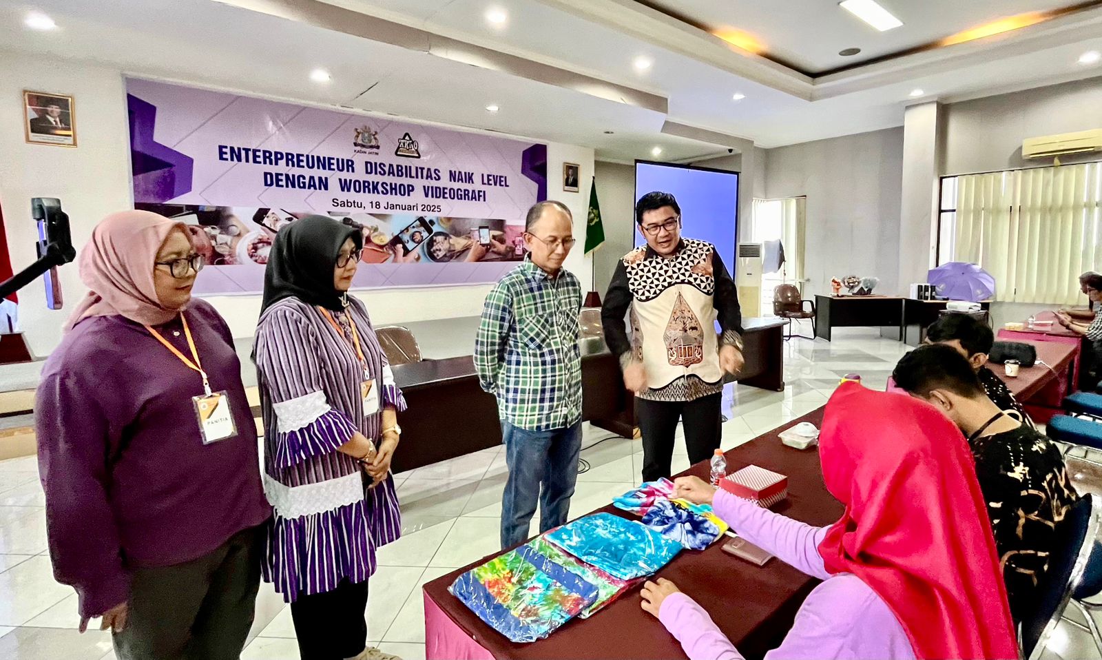 Kanan ke kiri: Muchammad Arif Ardiansyah dari  Dinsos Jatim, Ketum Kadin Jatim Adik Dwi Putranto, Waketum Pemberdayaan Perempuan, Trusti Dhiani Henartiwi dan Ketua ArtO Community Dewi Mustika.