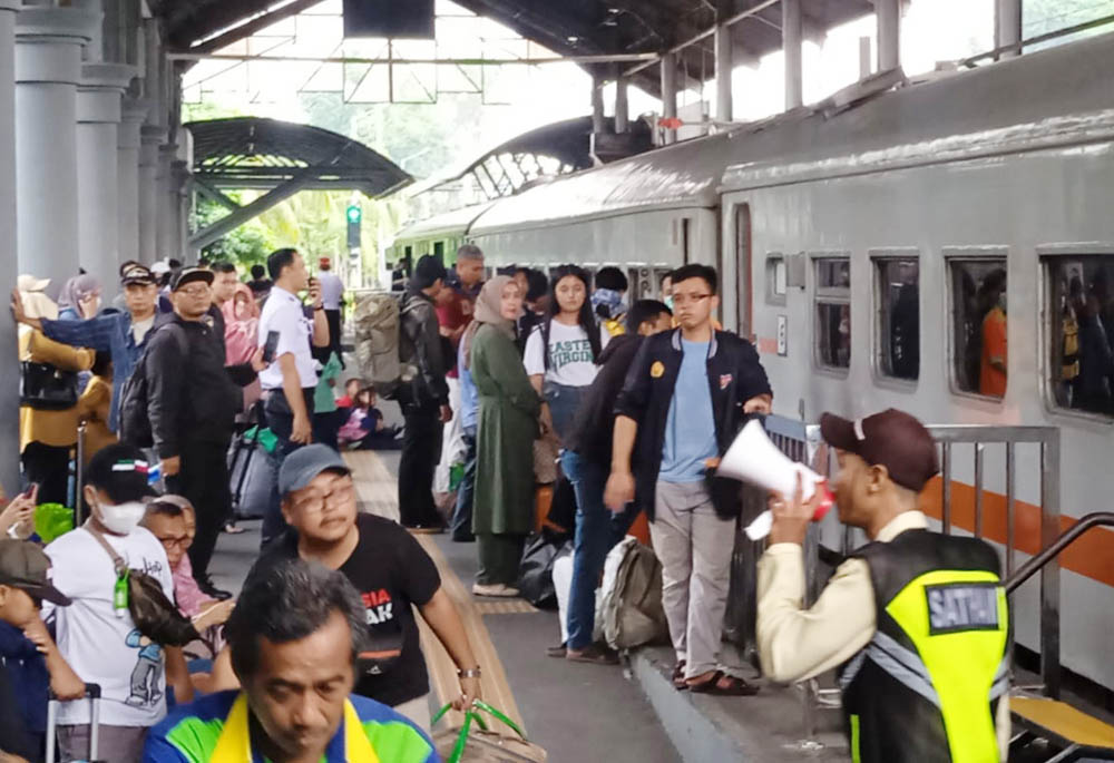 ANTISIPASI LONJAKAN: PT KAI Daop 8 Surabaya mengantisipasi lonjakan penumpang saat libur panjang akhir Januari dengan menambah lima rangkaian KA.