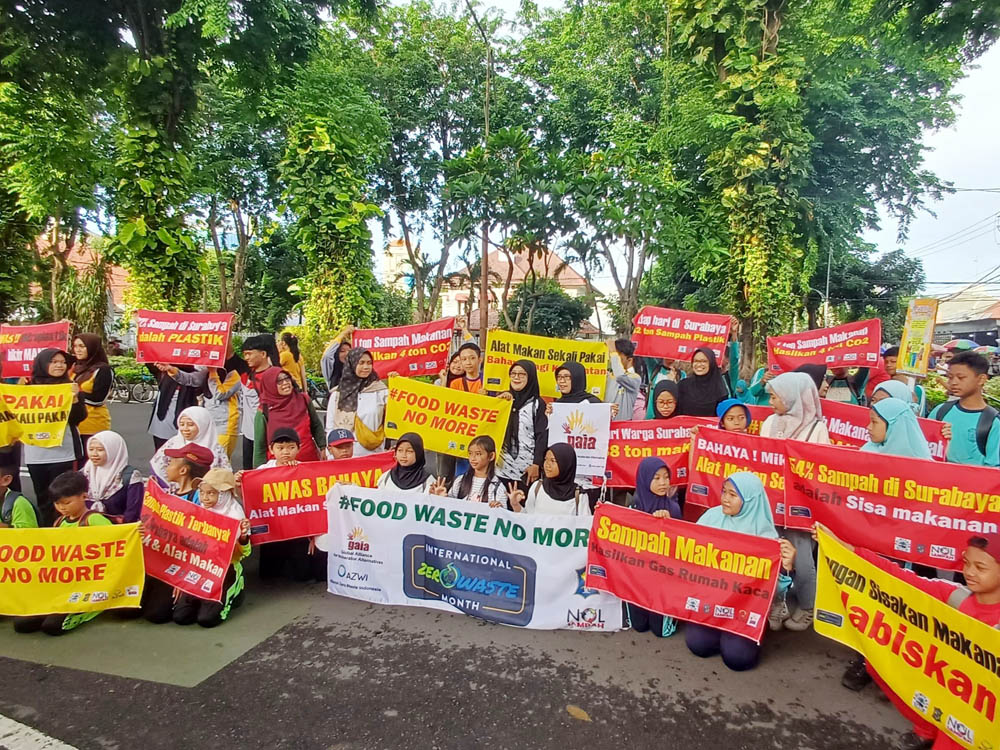 Kampanye lingkungan di Car Free Day (CFD) Raya Darmo Surabaya yang mengampanyekan food waste no more, Minggu (19/1).