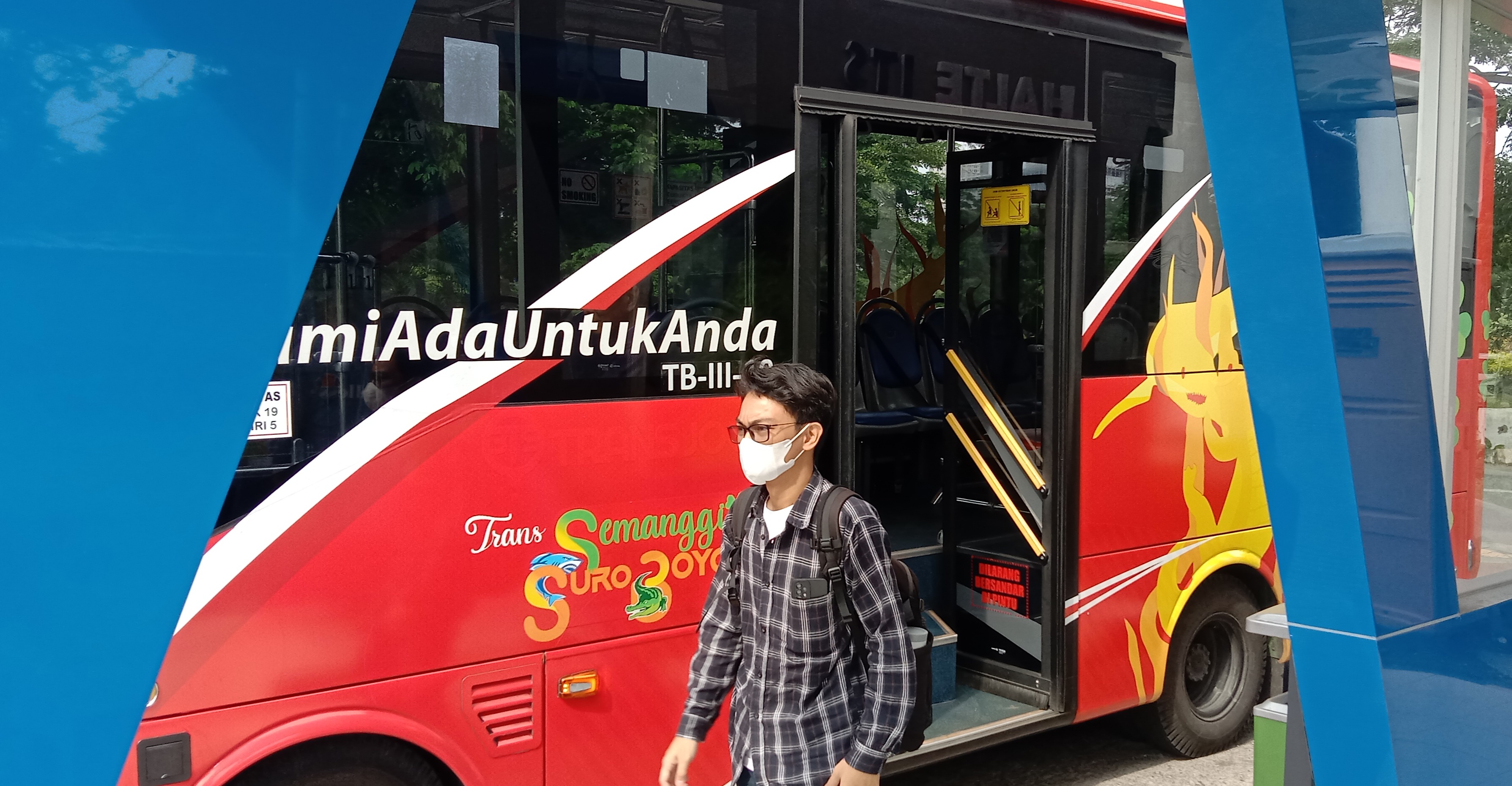 MASIH SEPI PENUMPANG: Bus diesel pengganti bus listrik Trans Semanggi Suroboyo yang sudah beroperasi melintas di Jalan Arief Rahman Hakim, Surabaya.