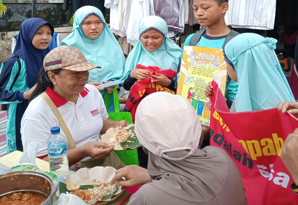 KAMPANYE LINGKUNGAN: Komunitas Nol Sampah, pelajar dan elemen masyarakat turun di car free day (CFD) Raya Darmo Surabaya. Mereka mengampanyekan food waste no more, Minggu (19/1).