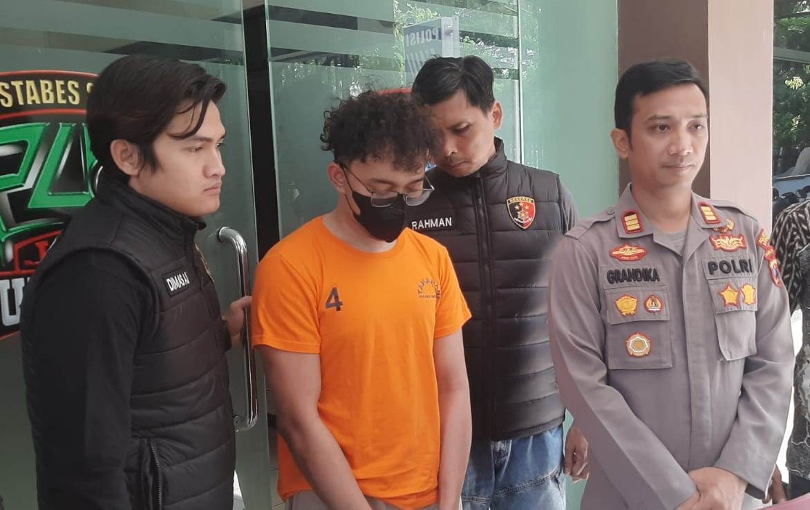 M. Ilham Pratama diamankan polisi gegara menghabisi kekasihnya di Tunjungan Surabaya. (MAHRUS/RADAR SURABAYA)