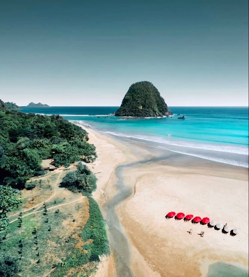 Wisata pantai Pulau Merah.