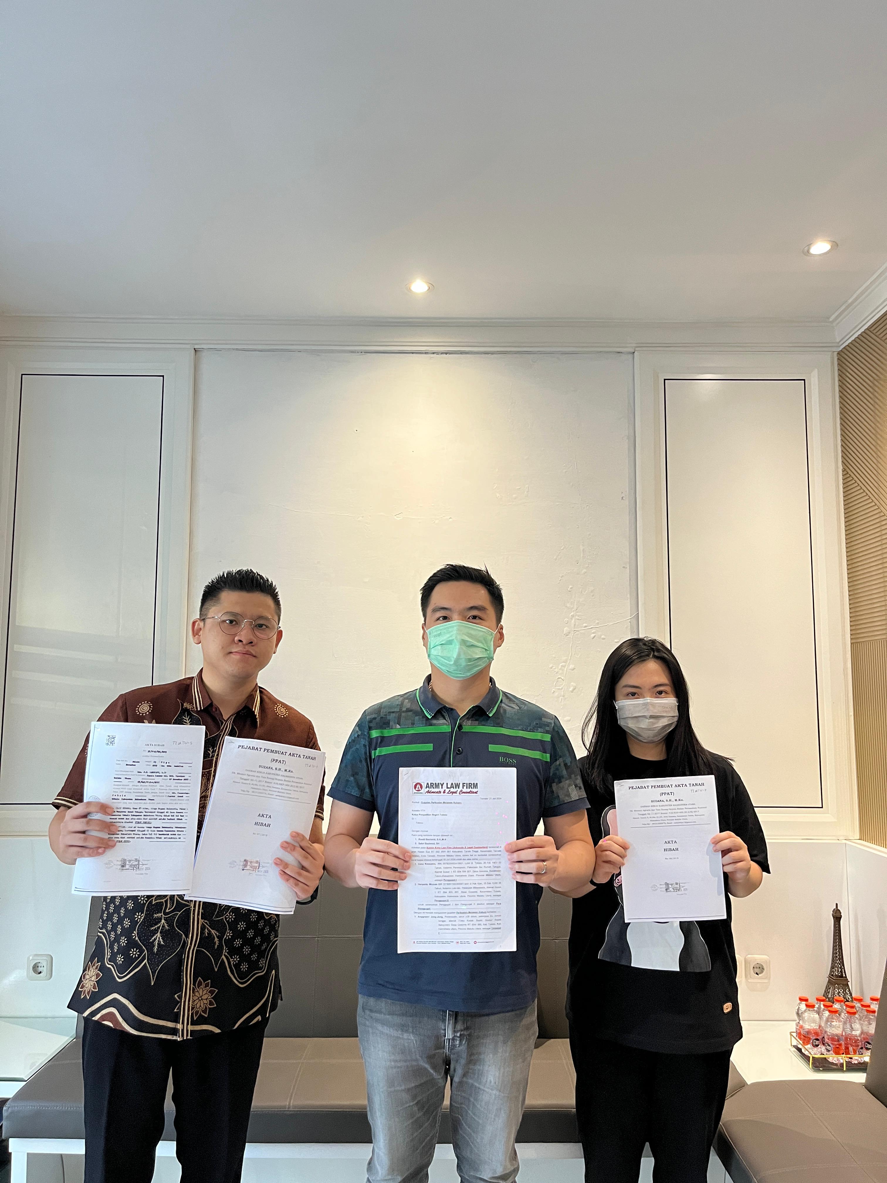 Anggraeni Jung Jung dan ketiga anaknya sedang berjuang untuk mempertahankan harta peninggalan mendiang suaminya, Herman Wuisan. (Fajar/Radar Surabaya)