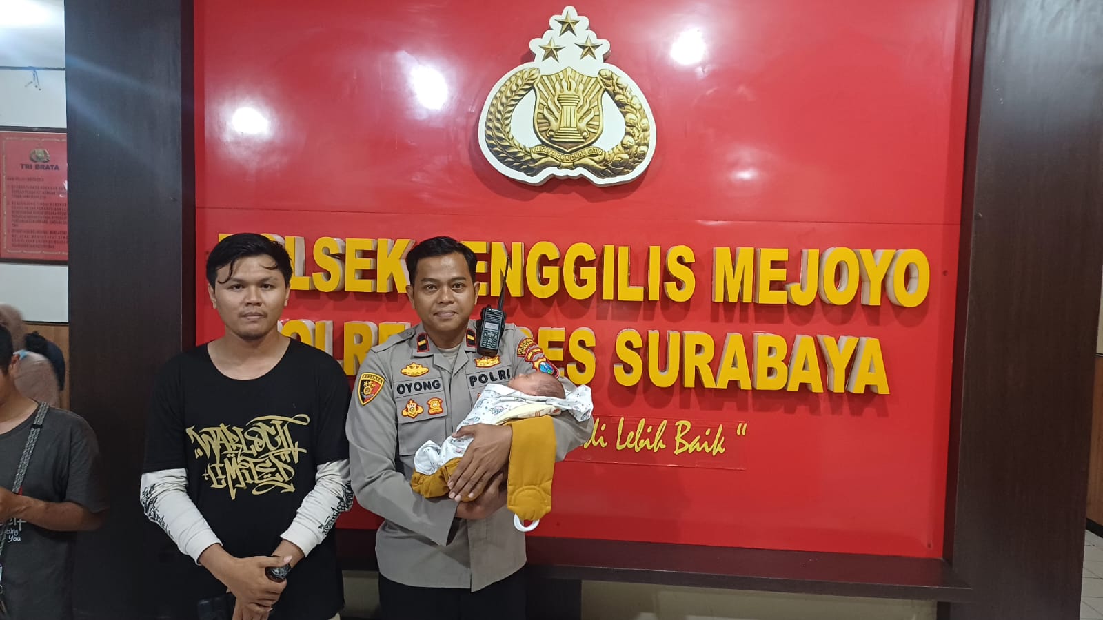 SEHAT: Bayi perempuan yang diduga dibuang orang tuanya dalam kondisi sehat dibawa ke Polsek Tenggilis Mejoyo.
