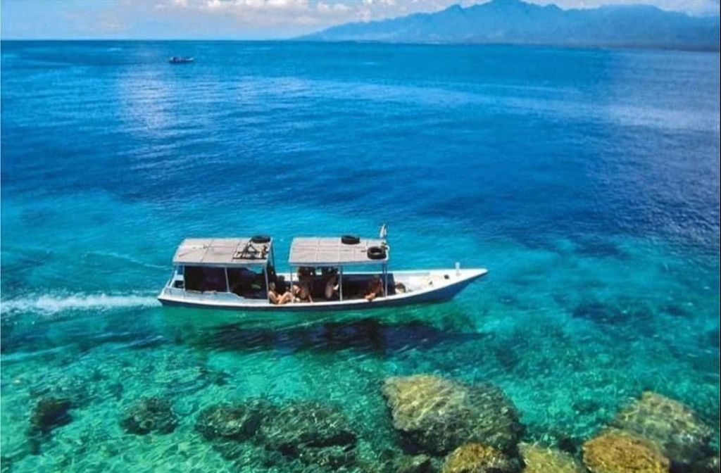 Tempat wisata Teluk Biru di Banyuwangi.