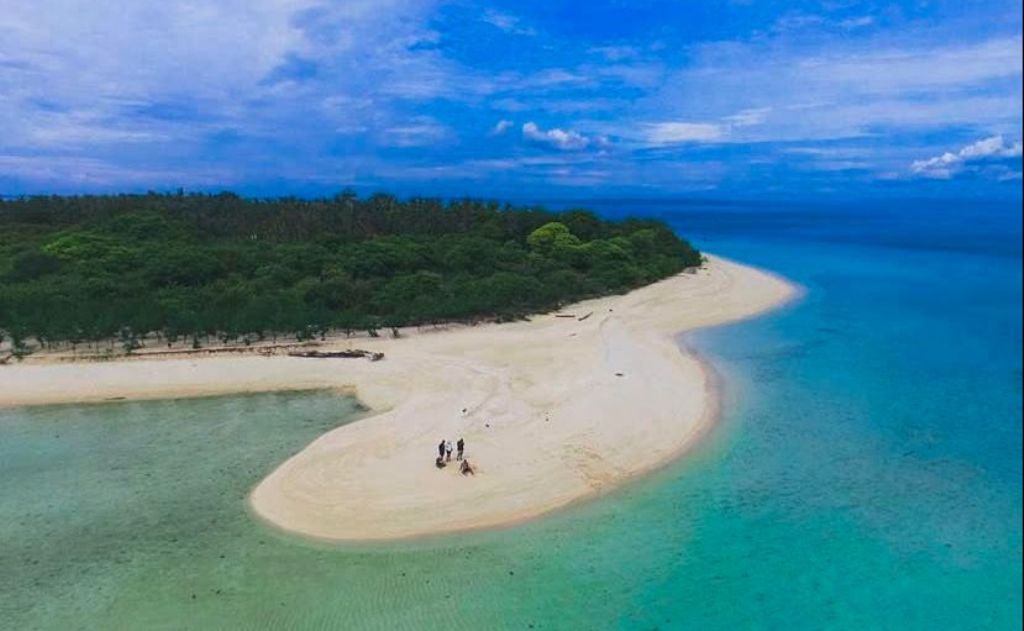 Gili Labak, pulau kecil di sudut selat Madura yang memiliki keindahan alam memesona.