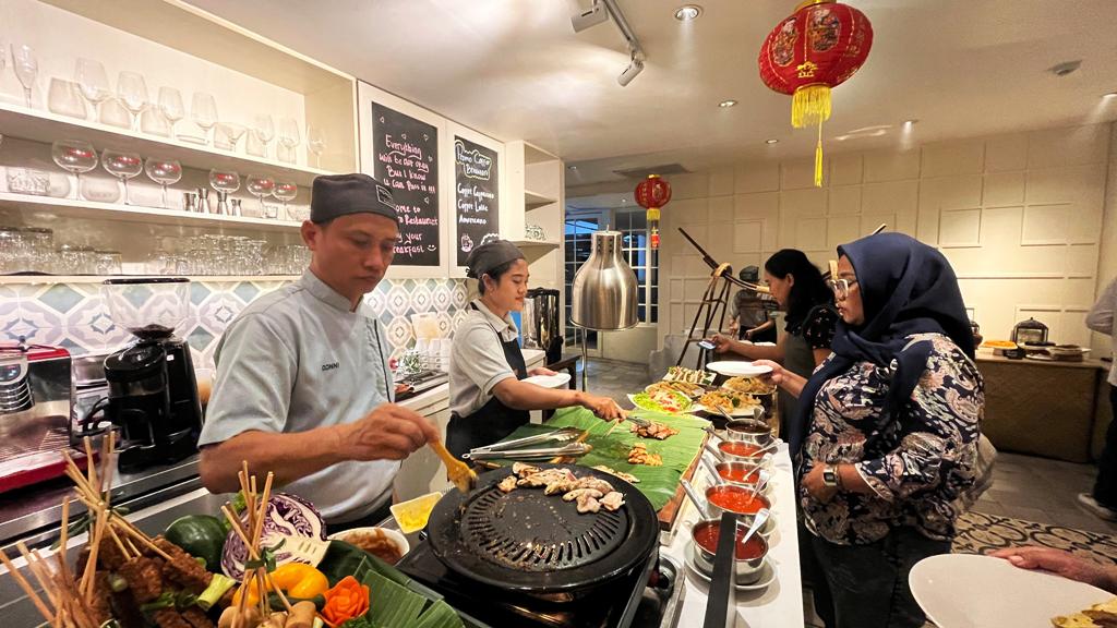 GRILL: Chef Donni memanggang aneka bakaran yang ada di BBQ Corner.