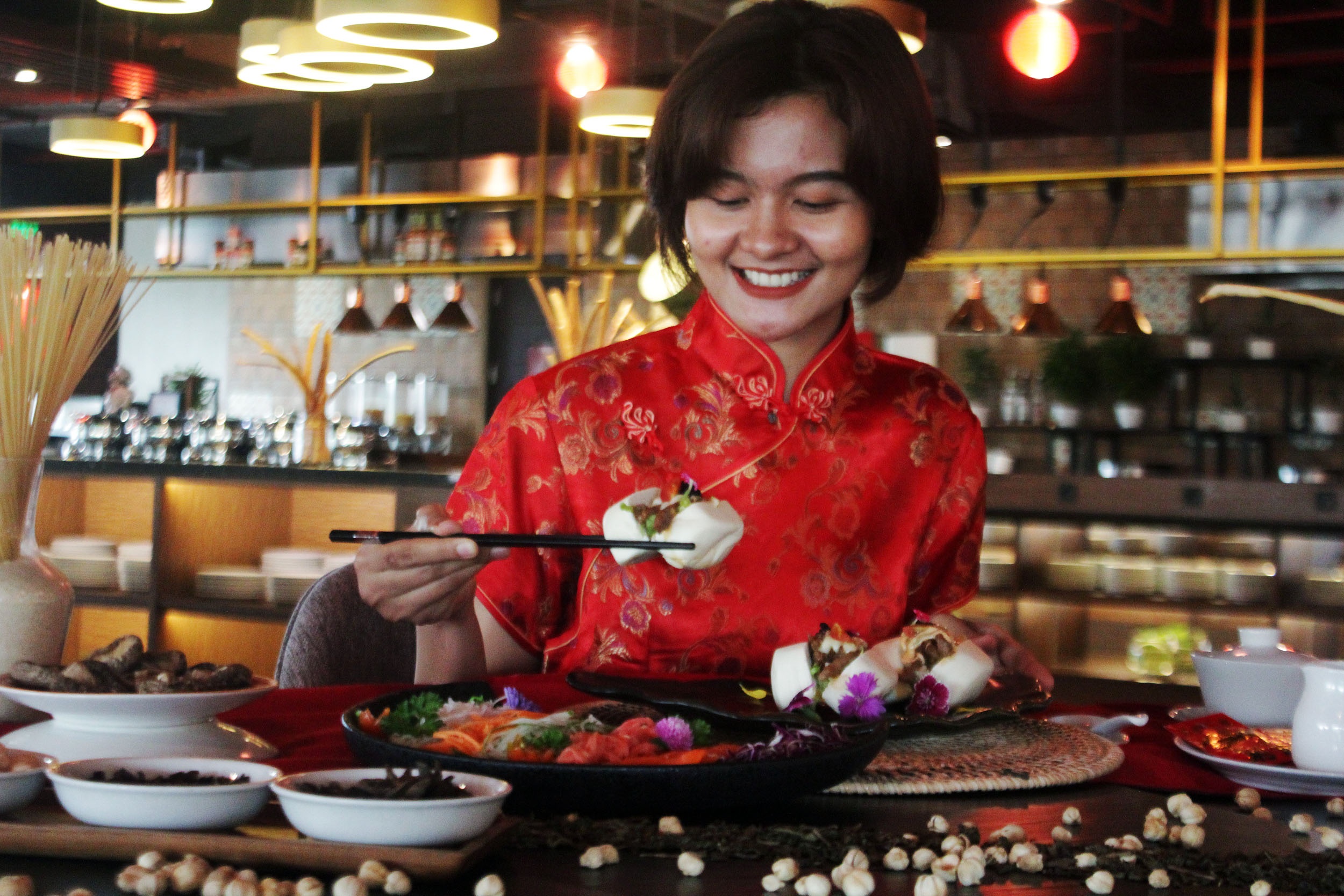 FUSION FOOD: Pengunjung menikmati sajian kuliner Beef Mantau yang memadukan cita rasa Tionghoa dan Barat di Swiss-Bell Hotel Darmo, Surabaya, Senin (20/1).