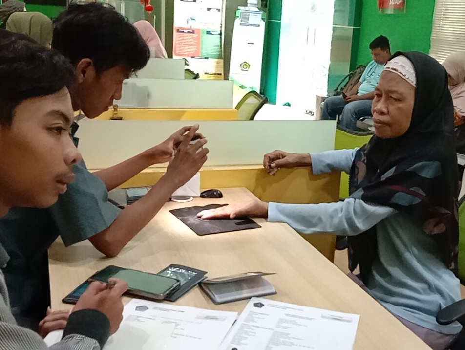AKURASI DATA: Calon jemaah haji tengah melakukan perekaman sidik jari di Kantor Kemenag Kota Surabaya.