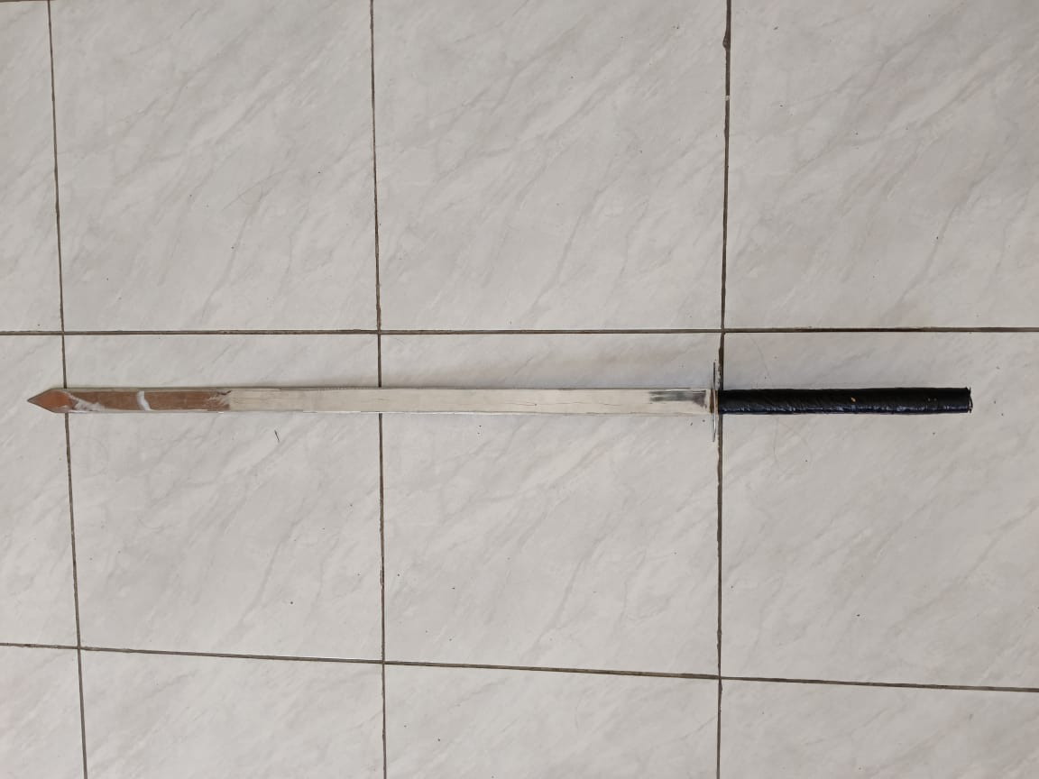 Barang bukti sajam diamankan di Mapolsek Tambaksari Surabaya. (IST)