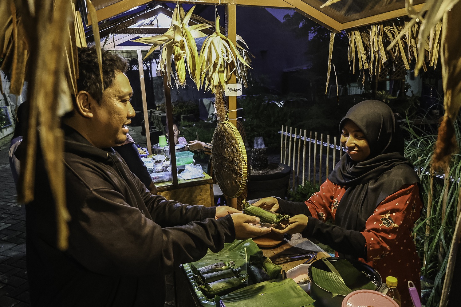 Warga menikmati suasana dan sajian kuliner di wisata Kampung Legenda, di Lakarsantri, Surabaya.