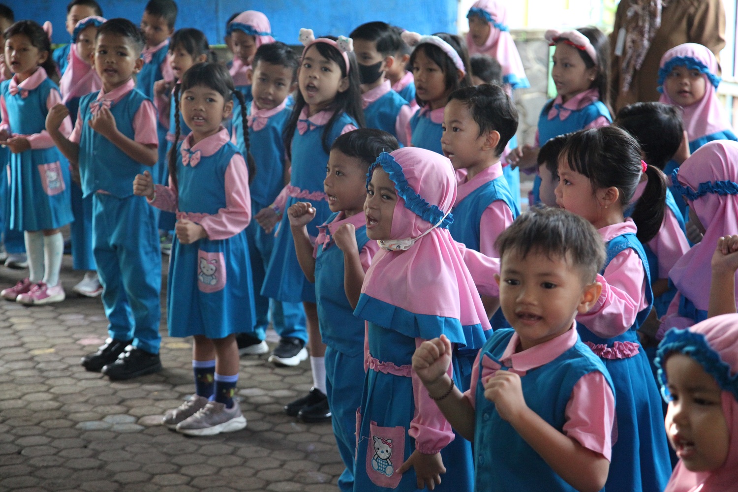Sejumlah anak mengikuti pembelajaran usia dini di salah satu KB/TK di Jemur Andayani, Surabaya.