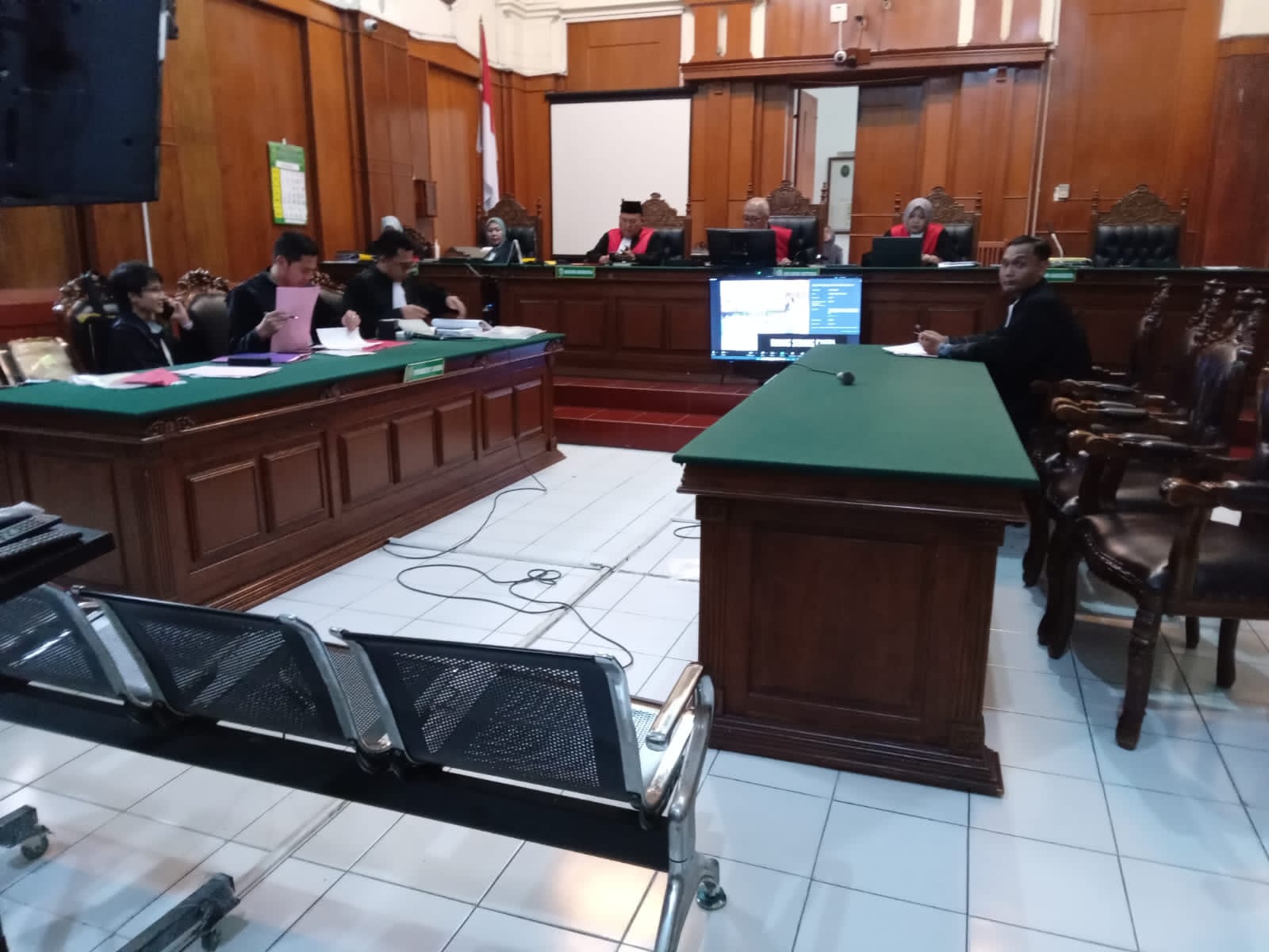 Jaksa Sabetania Ramba Paebonan membacakan dakwaan di PN Surabaya. (IST)