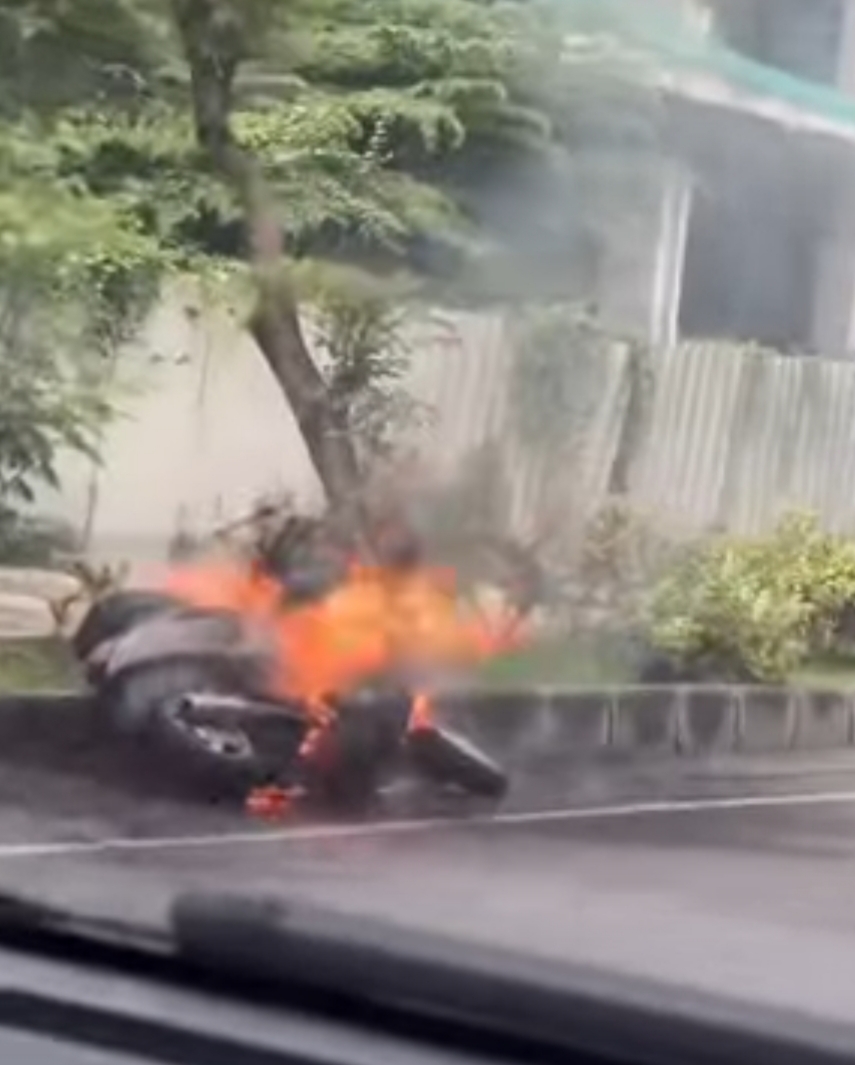 Motor Vespa terbakar di kawasan Gunung Anyar Surabaya. (IST)
