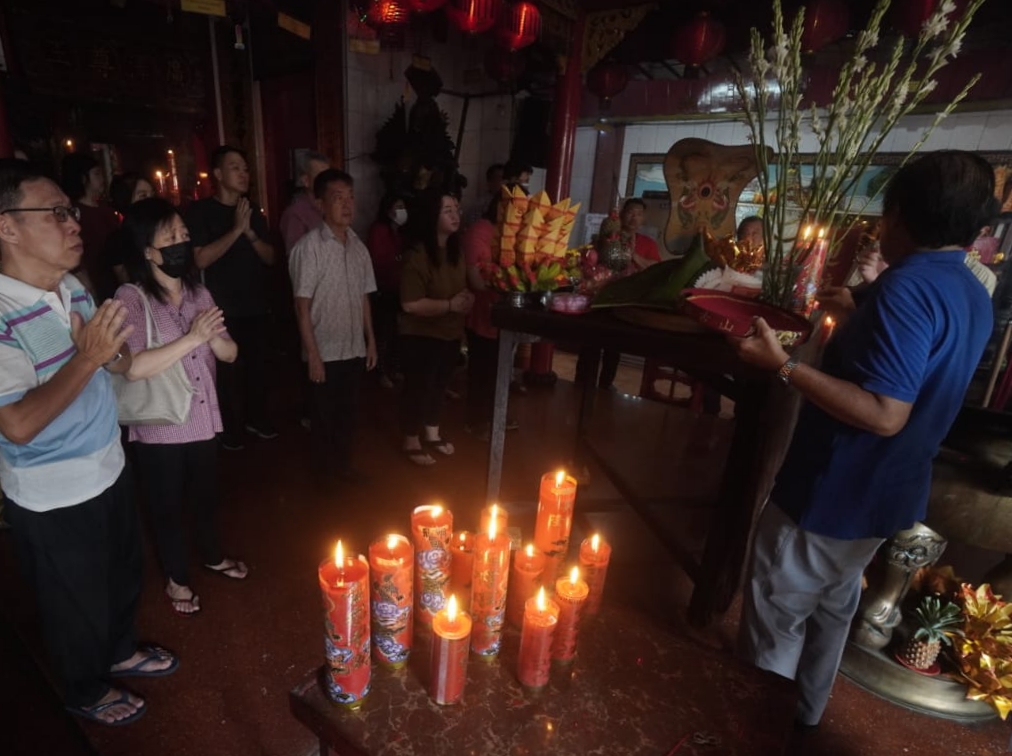 KHUSYUK: Umat Tri Dharma saat melakukan persembahyangan mengantarkan dewa-dewi ke Nirwana, Rabu (22/1).