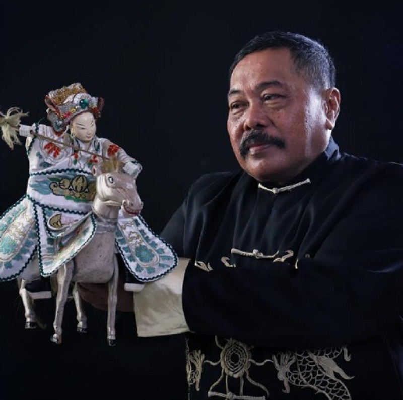 Ki Subur, dalang wayang potehi asal Kampung Dukuh, Surabaya.