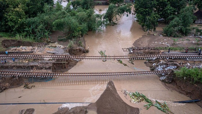 Foto dara jalur Kereta Api yang amblas karena terdampak banjir di Grobogan, Jawa Tengah.