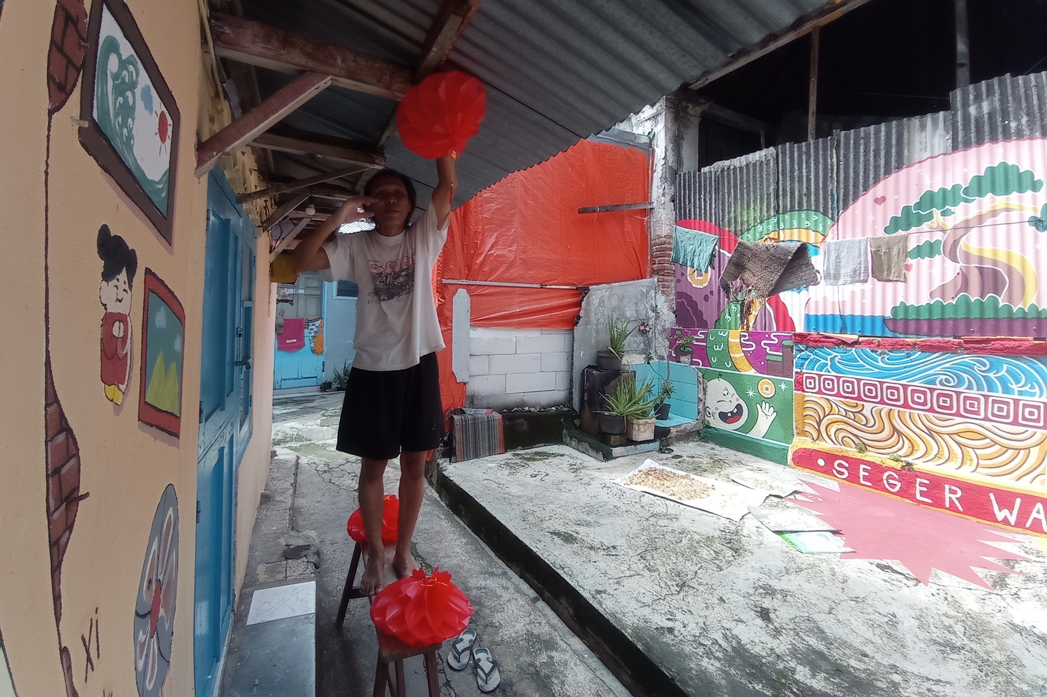 HASIL GOTONG ROYONG: Warga menghias kampung dengan beraneka ornamen untuk menyambut Tahun Baru Imlek di kampung Tambak Bayan, Surabaya.