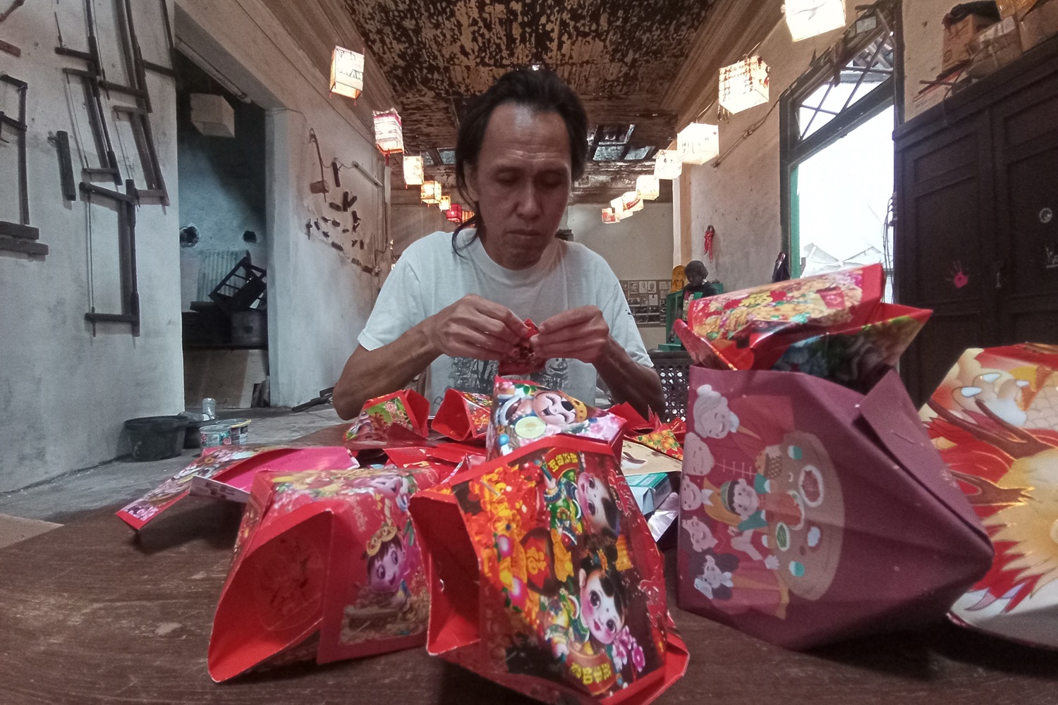 HANDMADE: Angpao unik pun dibuat untuk persiapan berbagi angpao saat Imlek.