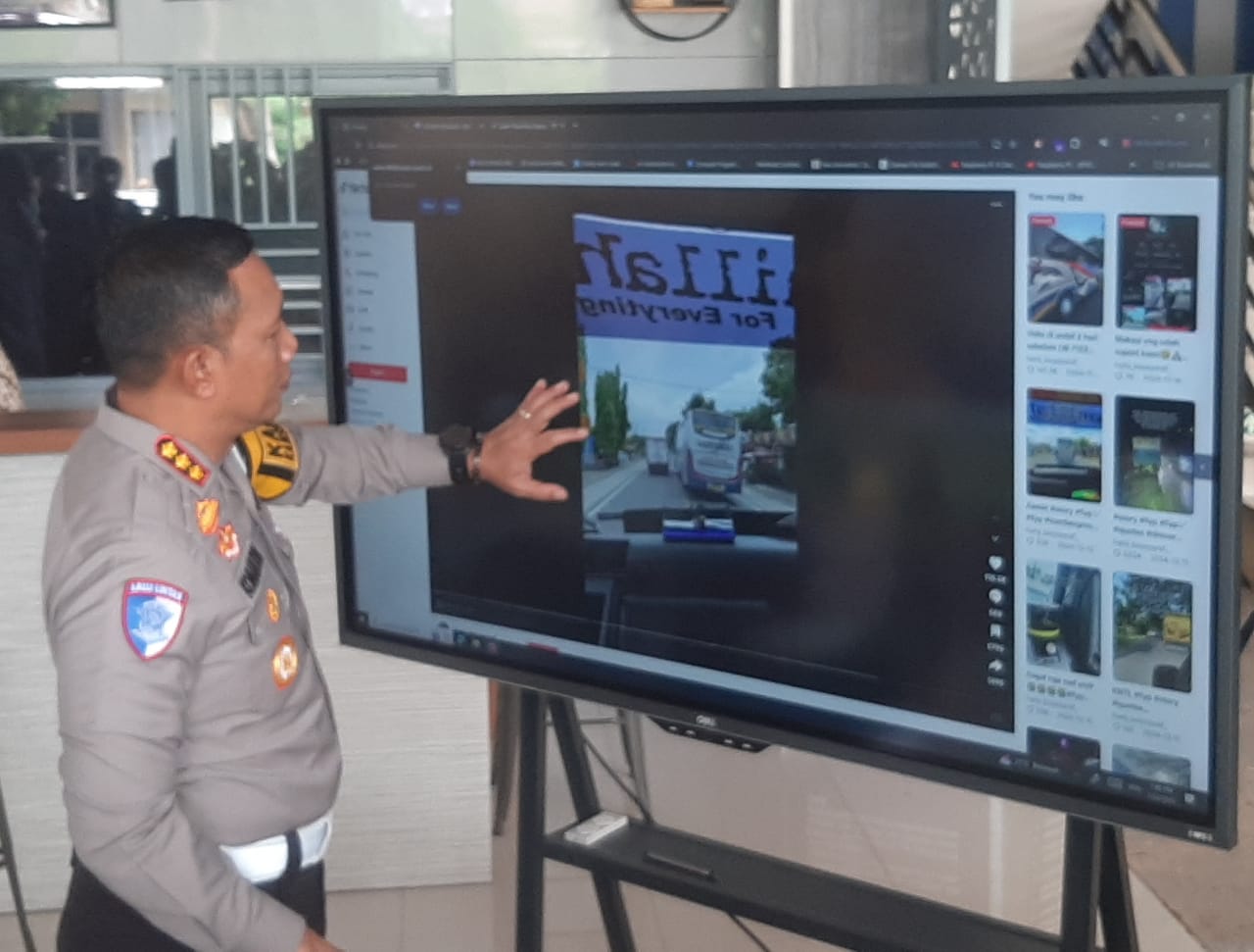 Polisi menunjukkan kamera pengawas lokasi pencurian perhiasan di Peneleh Surabaya. (MAHRUS/RADAR SURABAYA)