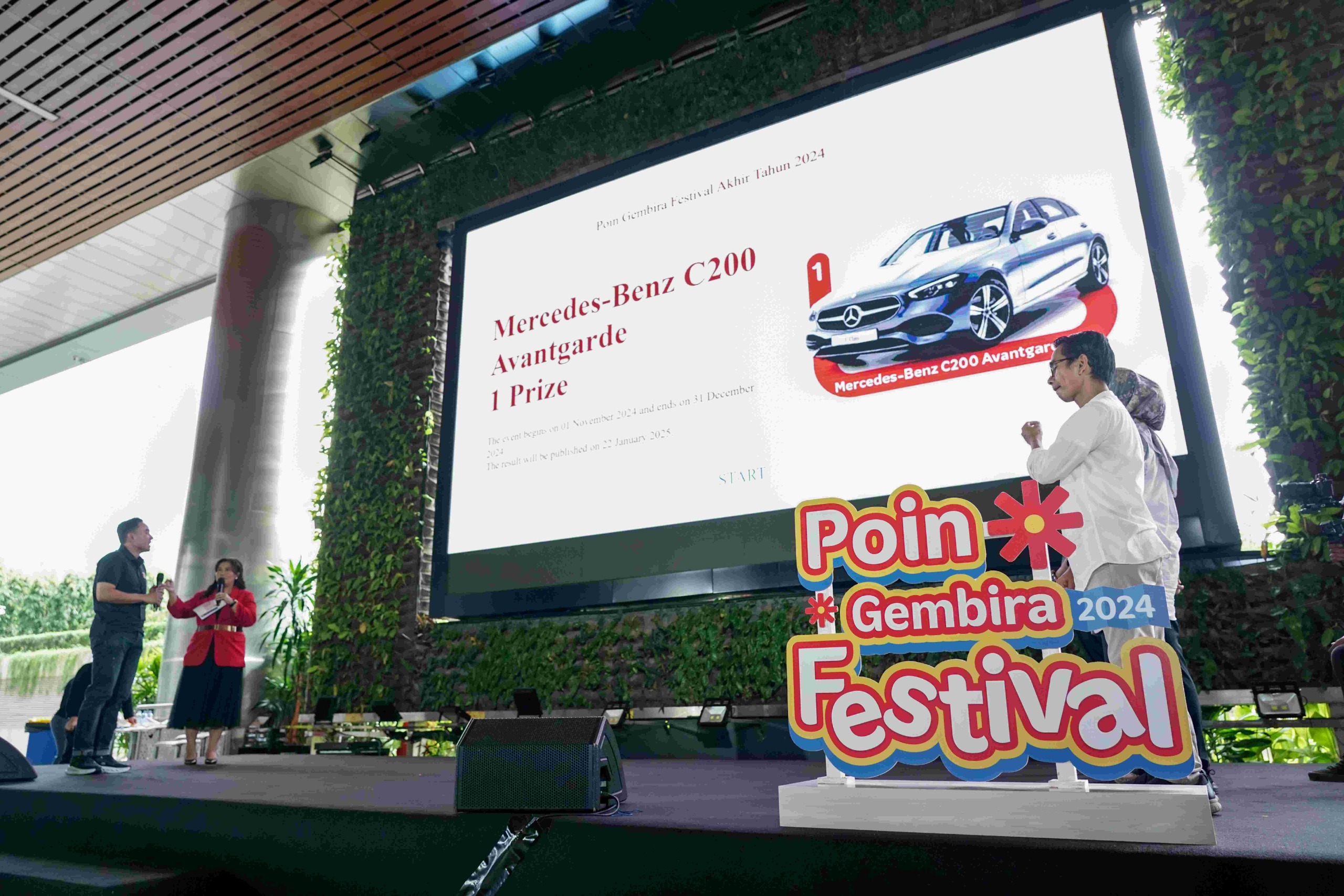 PENGUNDIAN: Proses pengundian hadiah utama Poin Gembira Festival Akhir Tahun 2024 berupa satu unit mobil Mercedes-Benz.