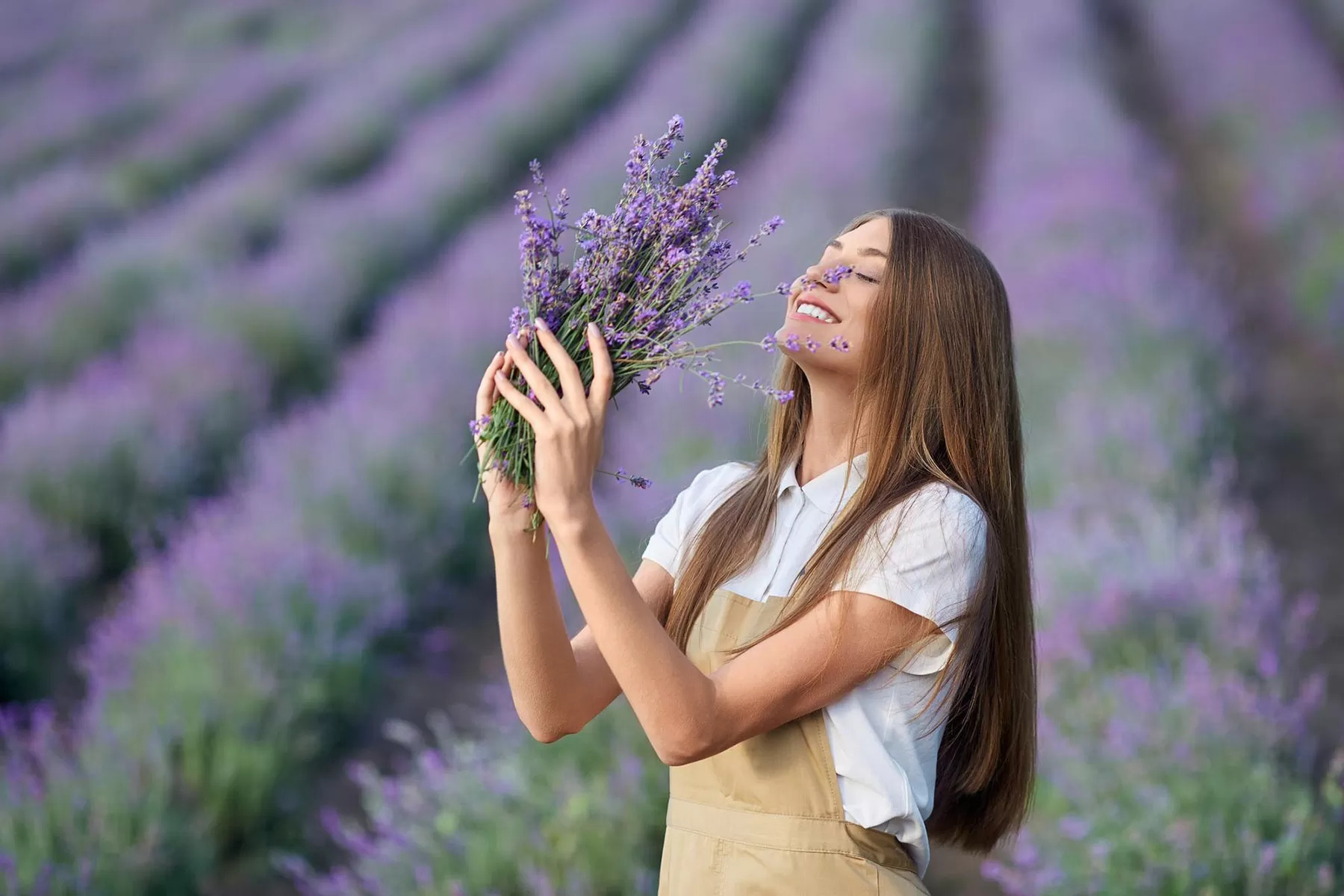 Ilustrasi seorang perempuan memegang bunga lavender.