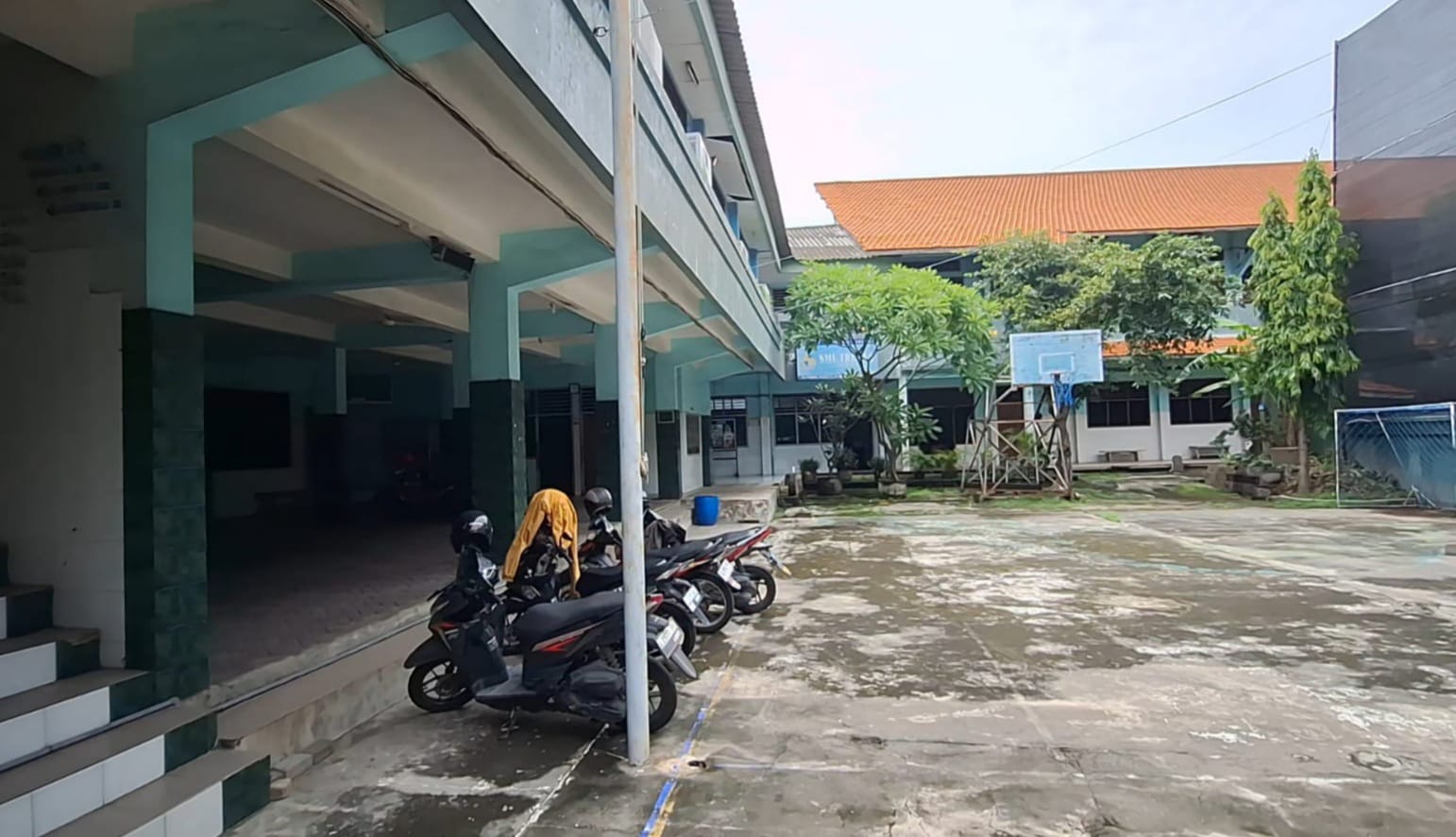 Suasana Sekolah Trisila Surabaya sepi jelang eksekusi. (FAJAR/RADAR SURABAYA)