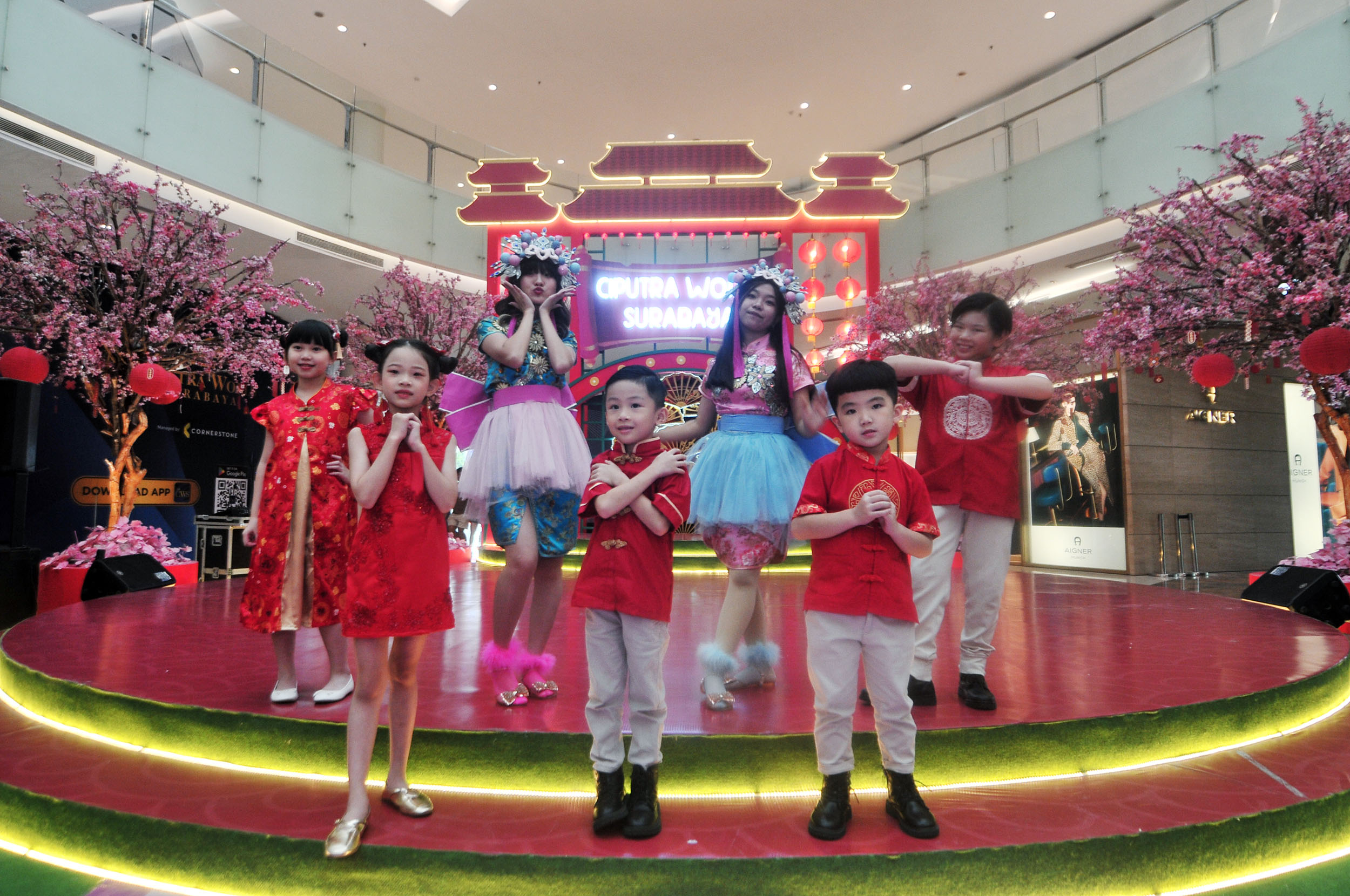 MENARI BERSAMA: Sejumlah penari dari The Macaroons, mengajak para pengunjung menari bersama di area Pavilion Garden, Ciputra World Surabaya, Jumat (24/1).