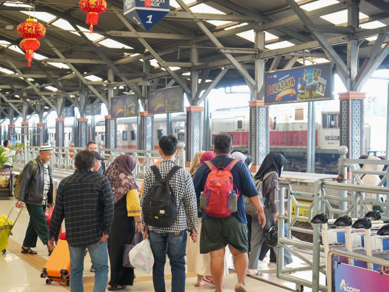 Setelah beberapa hari perjalanan kereta dari stasiun Surabaya Pasar Turi menuju ke wilayah barat yang melewati Semarang terhenti akibat banjir, kini sudah kembali normal.