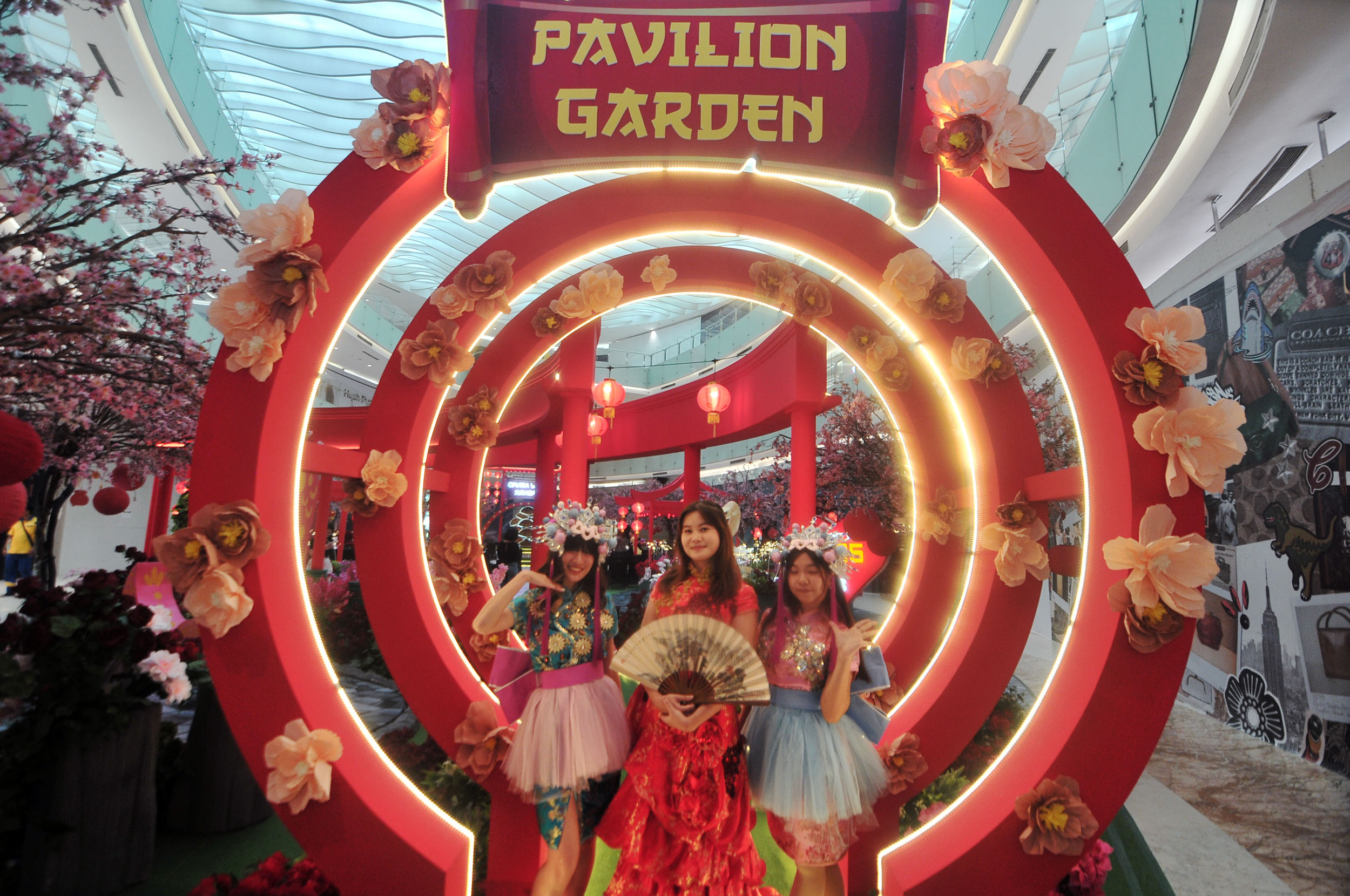 Model berpose di area dekorasi The Red Pavilion Garden Ciputra World Surabaya, yang dibuat untuk menyambut perayaan Imlek 2025, Jumat (24/1).