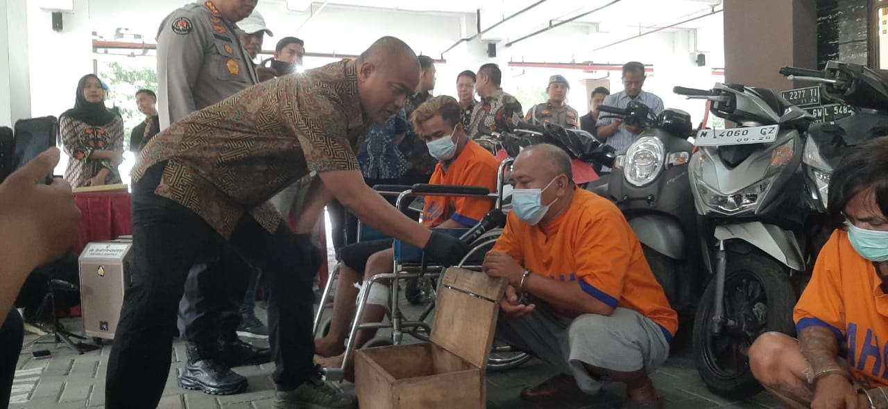Lelaki berinisial Z, 50, warga Situbondo tersangka penadah yang ditangkap Subdit III Jatanras Polda Jatim sudah beraksi selama empat tahun. (MAHRUS/RADAR SURABAYA)