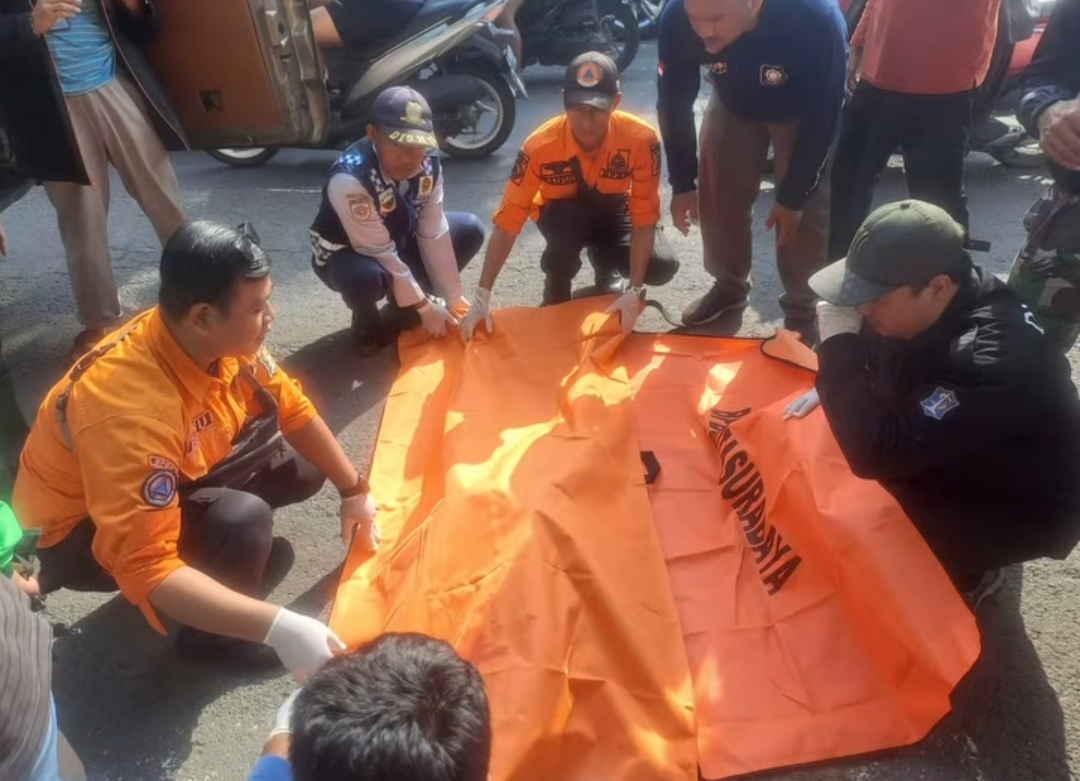 Petugas gabungan dari BPBD, linmas, dishub mengevakuasi korban di Jalan Indrapura Surabaya.