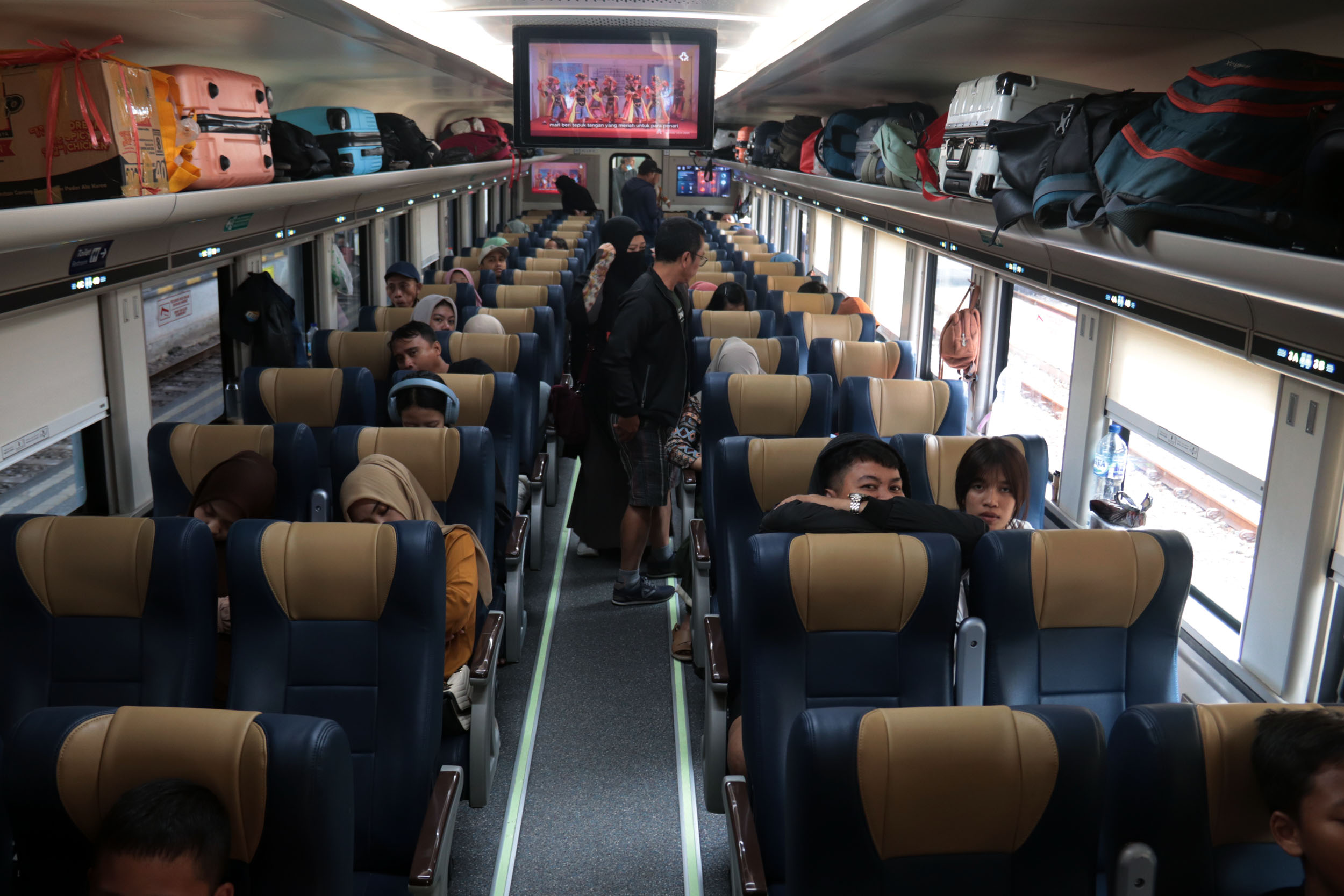 LIBURAN: Penumpang di Stasiun Surabaya Gubeng mengalami lonjakan selama libur Isra Miraj dan Imlek.