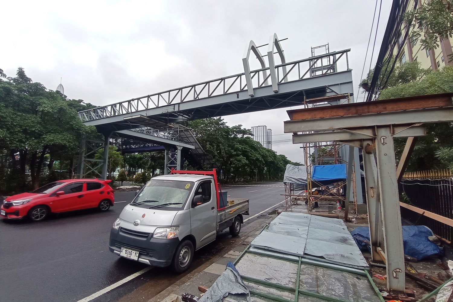 HAMPIR RAMPUNG: Suasana pengerjaan JPO di Jalan Ahmad Yani, Surabaya.&nbsp;