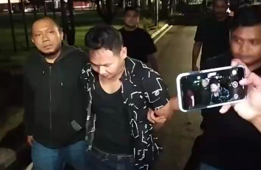 RTH alias A, 33, pelaku mutilasi terhadap perempuan asal Blitar Uswatun Khasanah saat dibawa ke Polda Jatim, Surabaya, Minggu (26/1) malam.