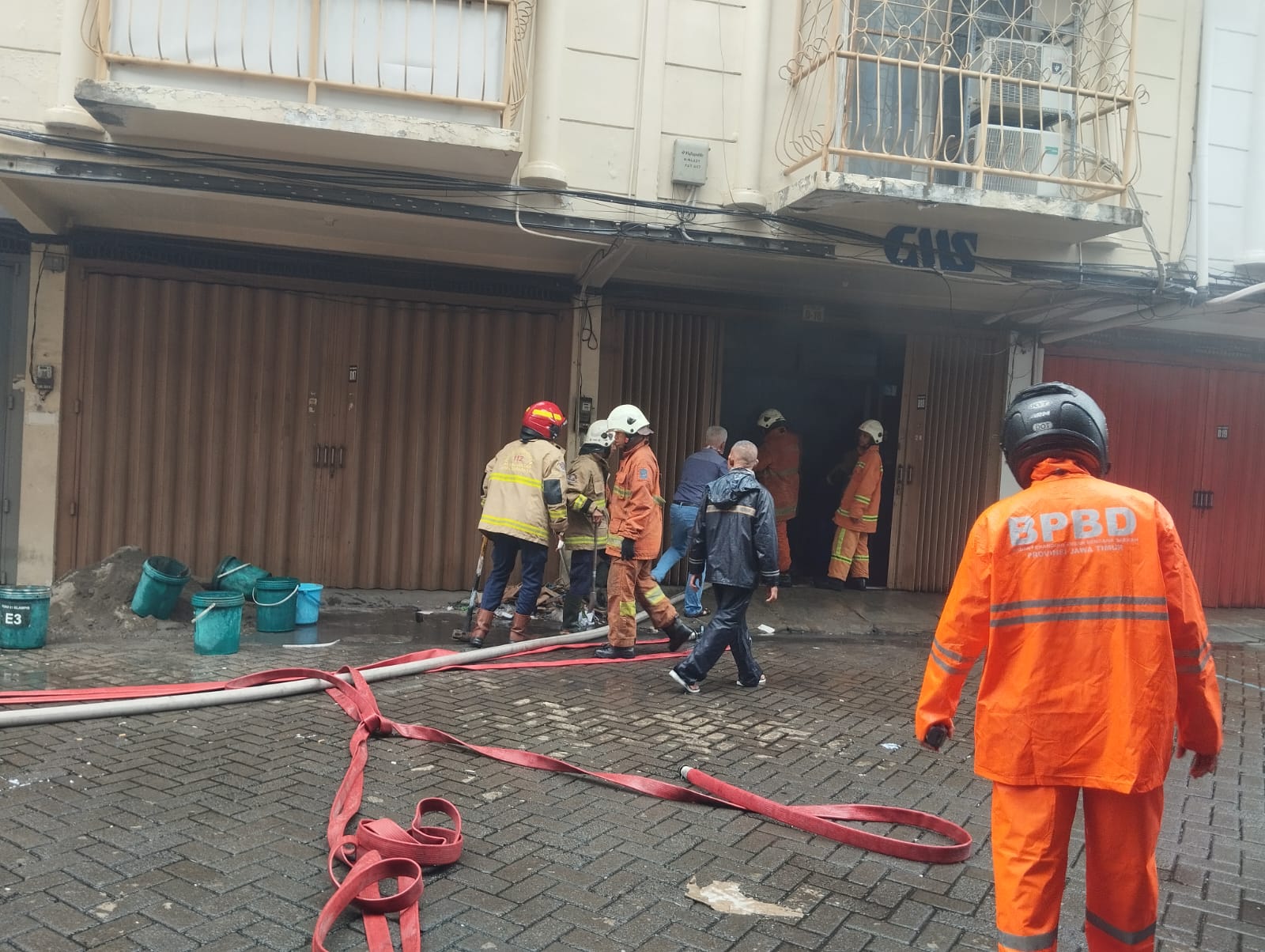 Petugas saat melakukan pemadaman di ruko Jalan Arief Rahman Hakim, Surabaya Senin (27/1). (IST)