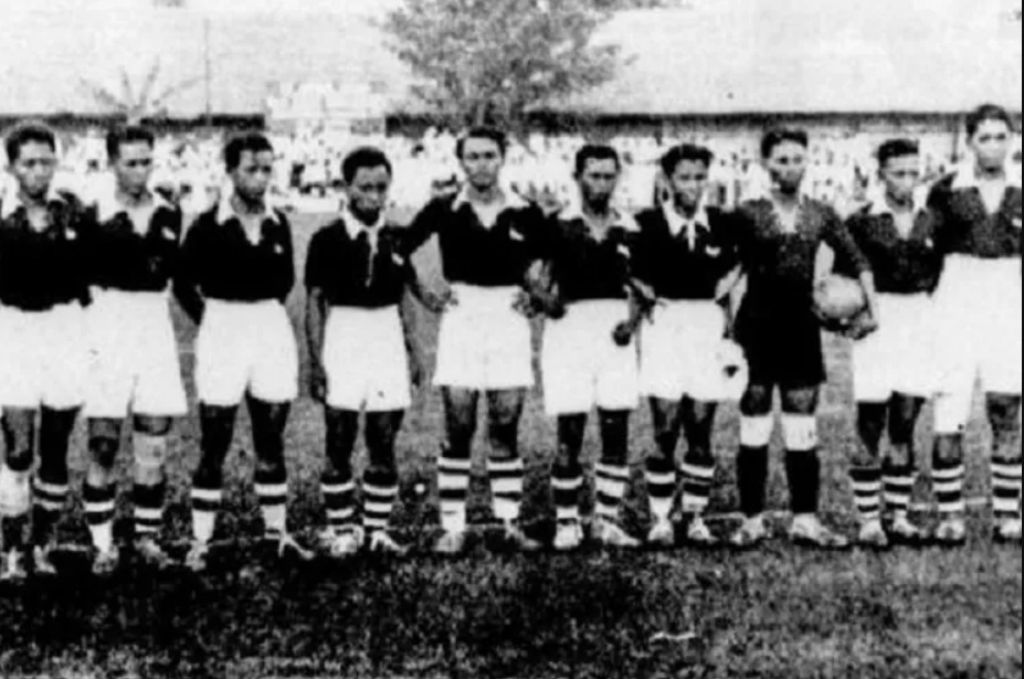 PERTANDINGAN: Para pemain Soerabaiasche Indische Voetbal Bond (SIVB) sekitar tahun 1936.