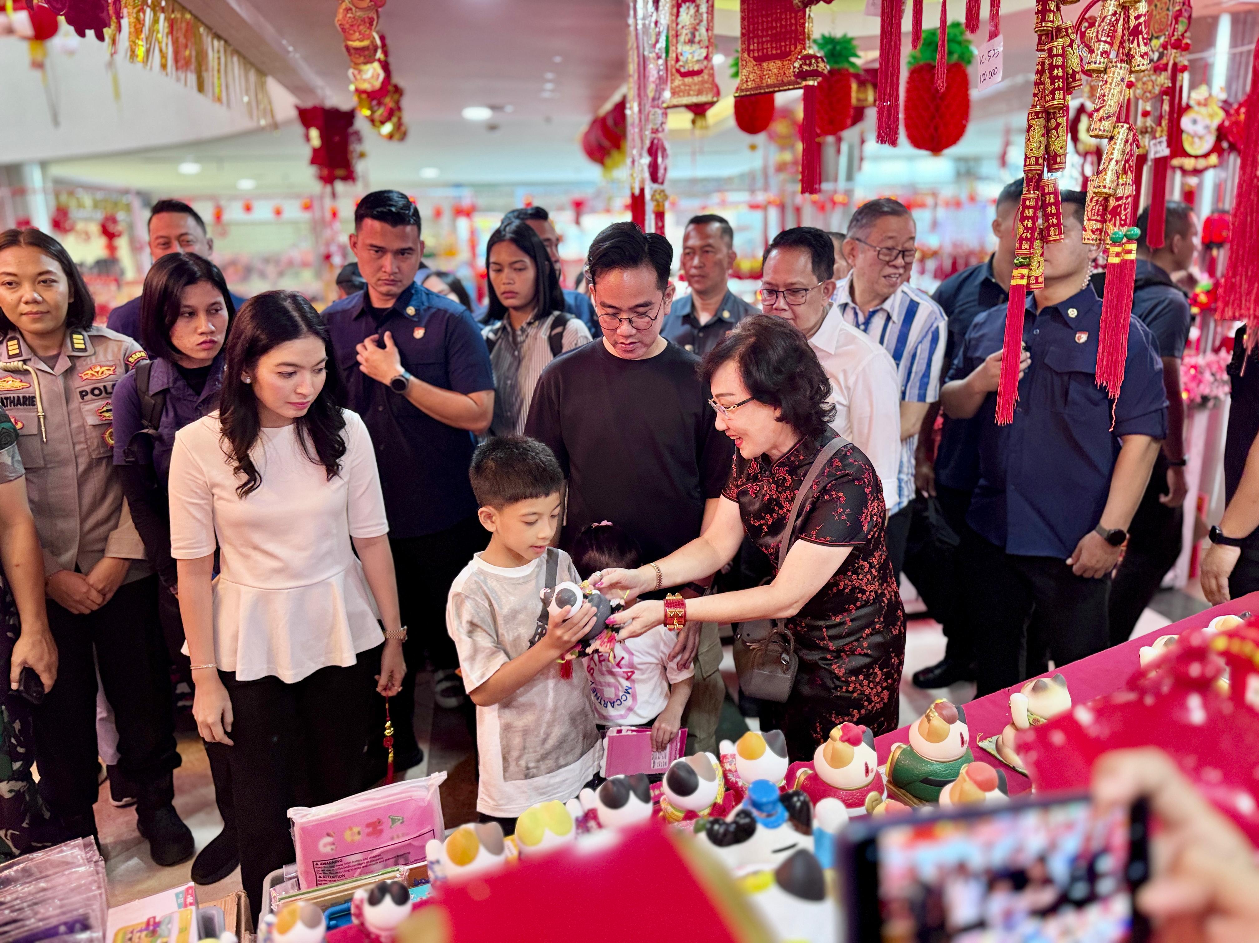 Wapres Gibran bersama istri dan anak saat membeli pernak - pernik Imlek di Pasar Atom Surabaya.