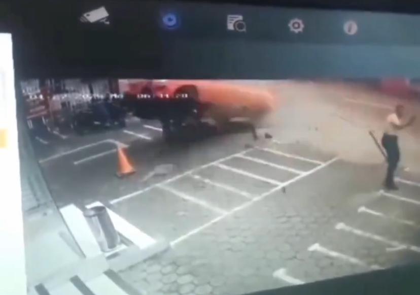 Tangkapan layar CCTV lakalantas Hyundai Avega di Jatinangor.