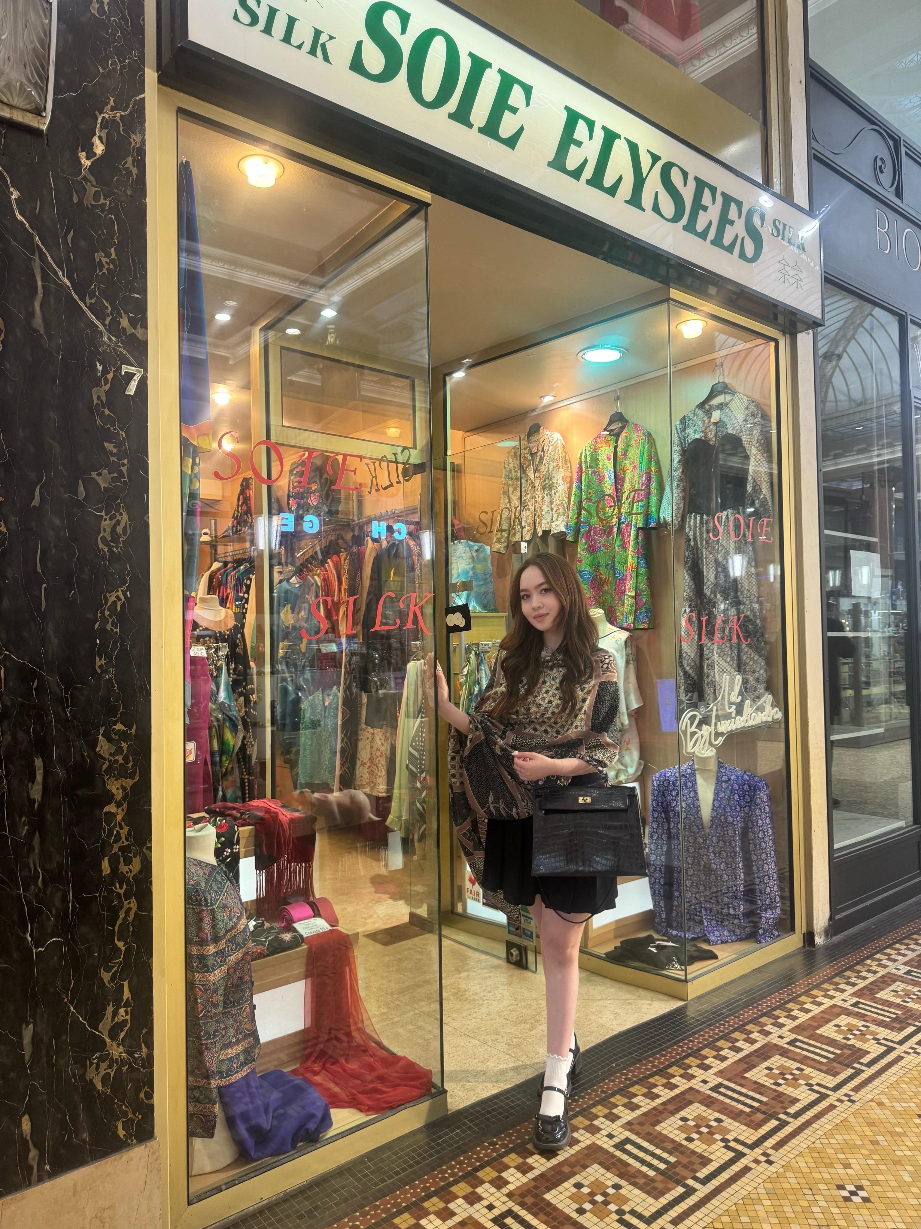 Desainer muda asal Surabaya, Barbie Awliya berhasil membawa nama Indonesia ke panggung mode internasional melalui brand LD.