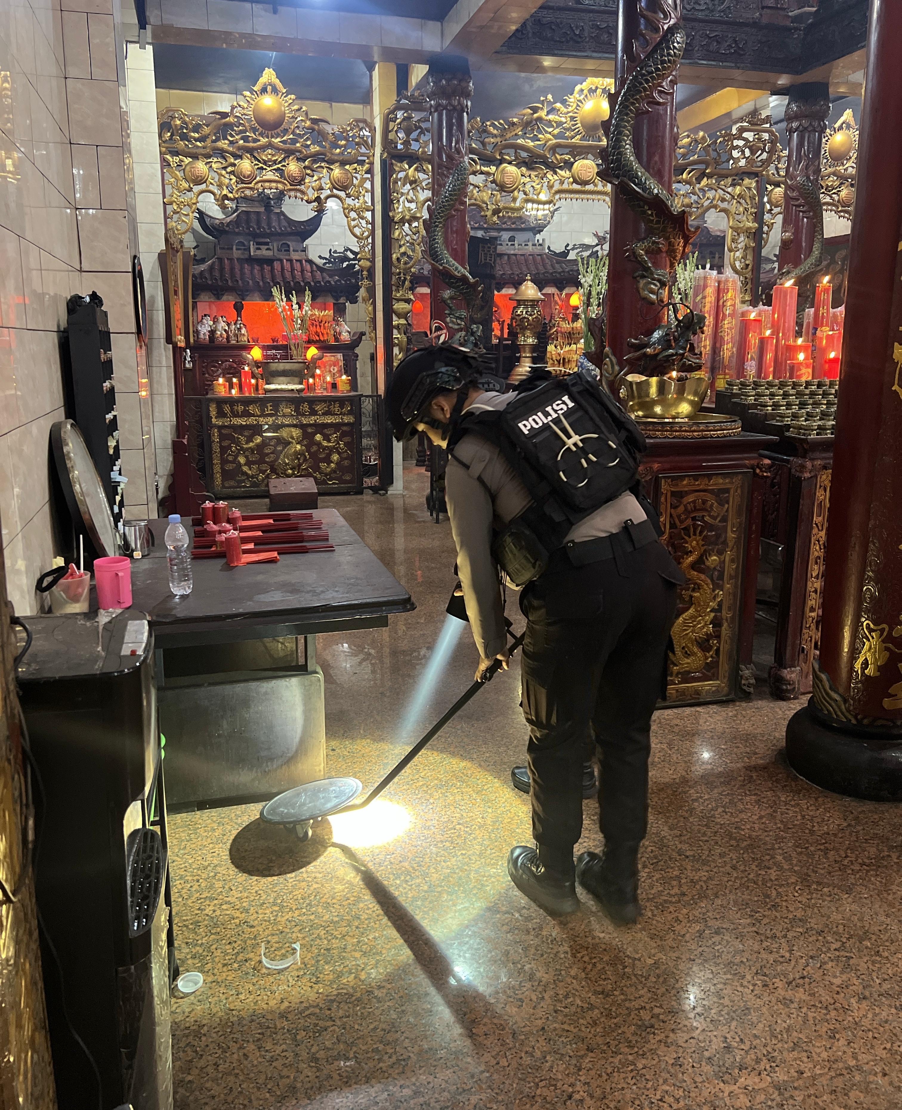 Polisi melakukan sterilisasi salah satu kelenteng di Surabaya. (IST)