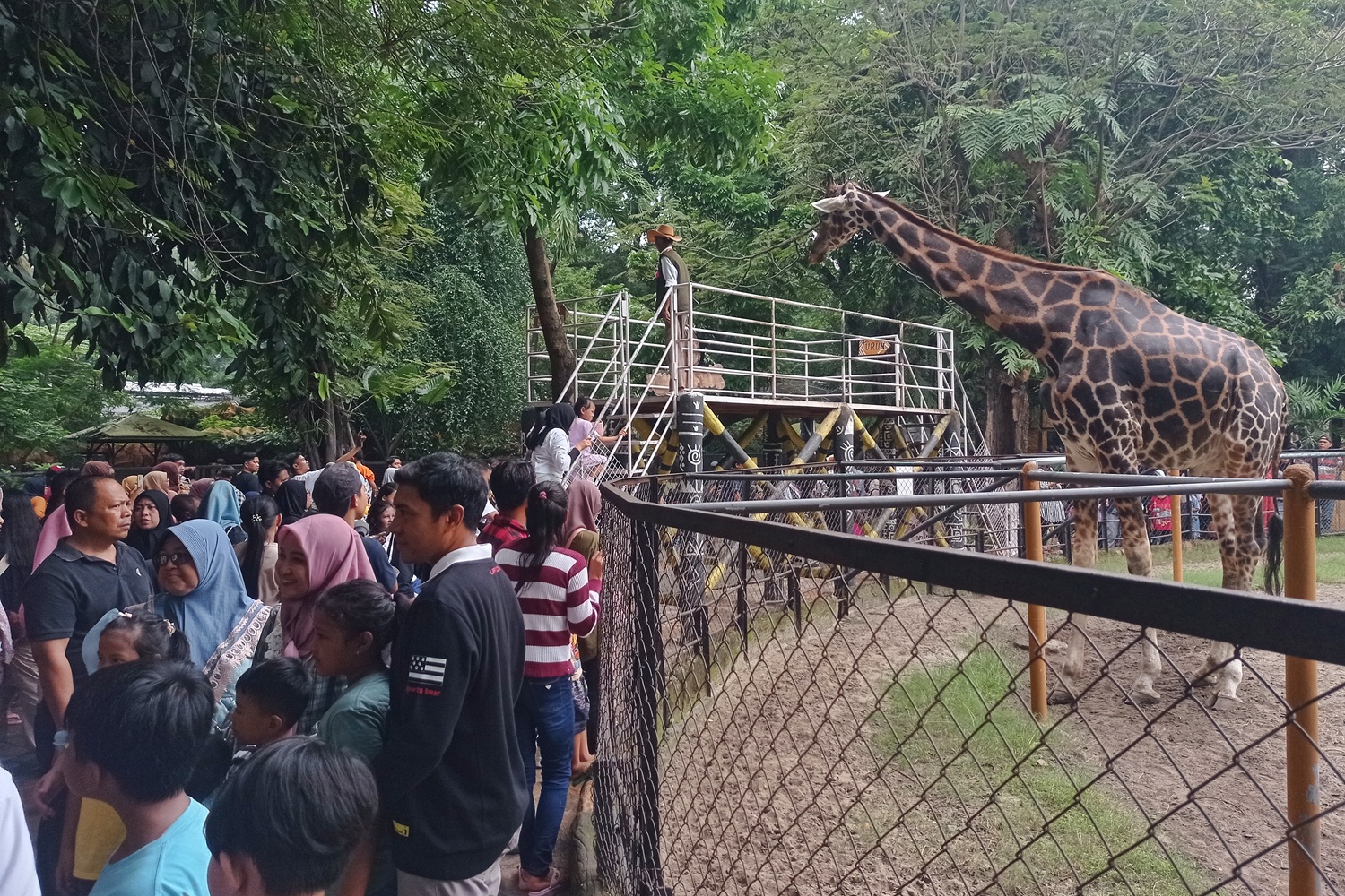 ANTISIPASI LONJAKAN PENGUNJUNG: Kebun Binatang Surabaya menjadi salah satu destinasi wisata favorit di Surabaya.