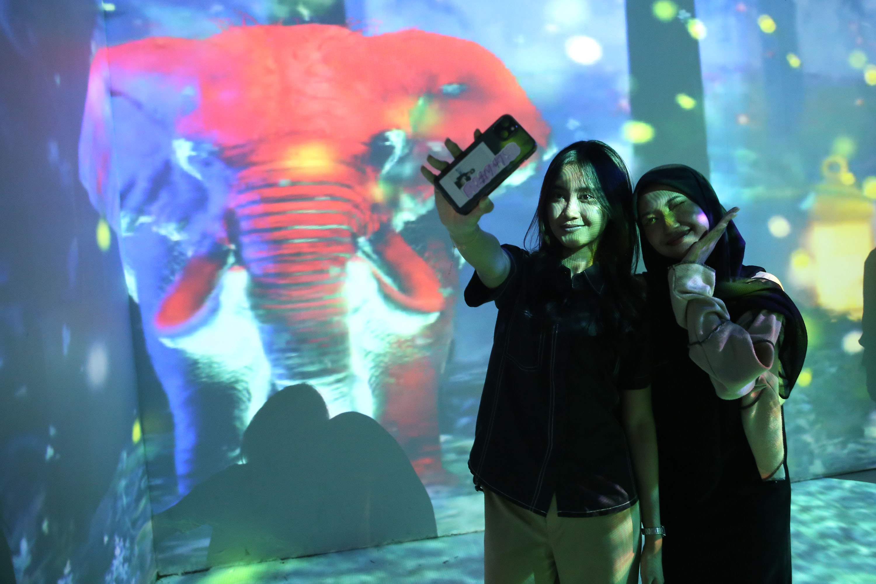 Pengunjung berswafoto di Tunnel TIJ di Wonokromo sebelum menuju KBS, Surabaya.&nbsp;