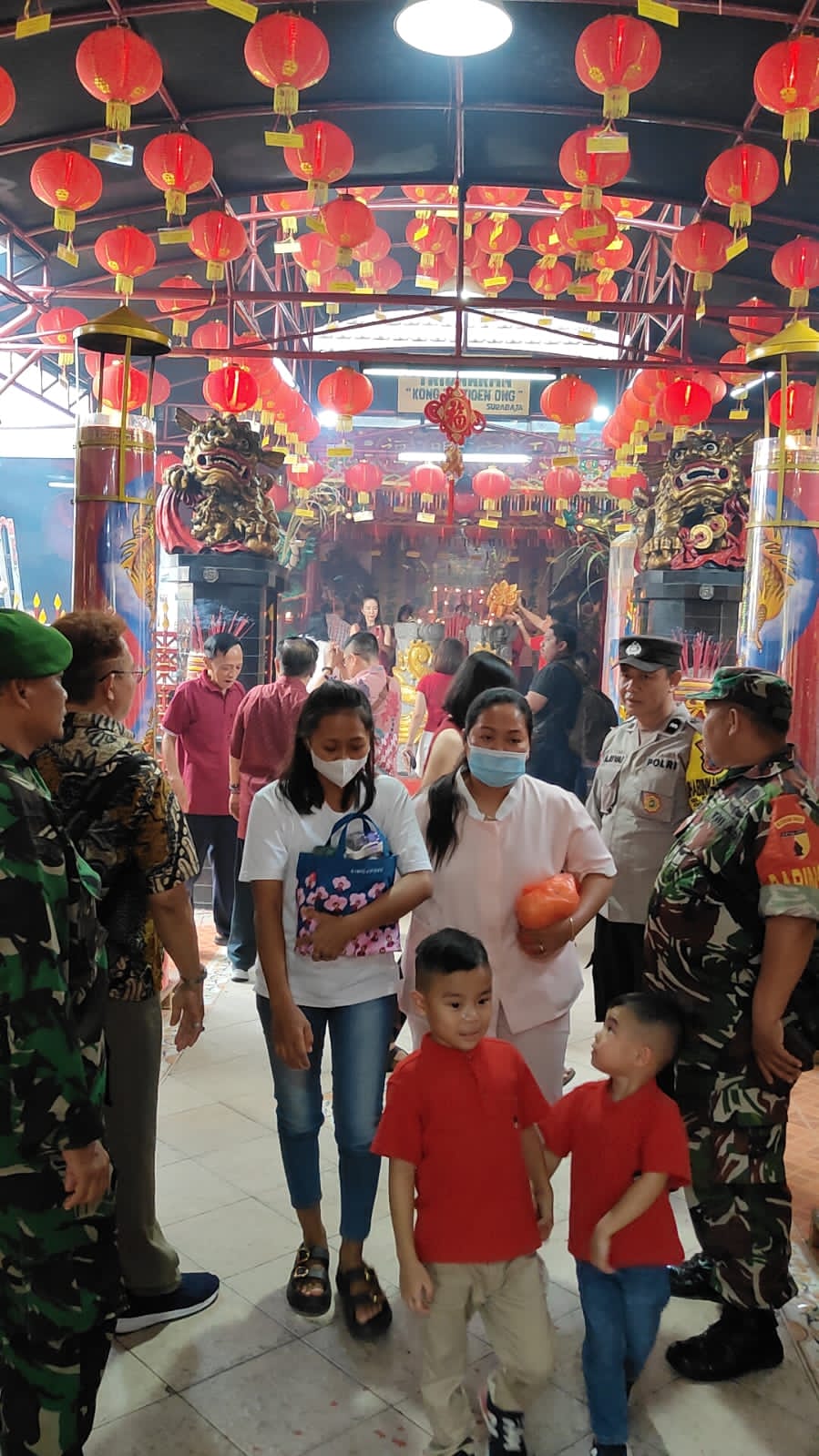 Suasana malam tahun baru Imlek di Kelenteng Hong San Ko Tee Surabaya. Aman dan nyaman. (IST)