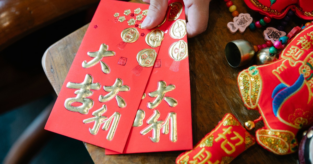 Tradisi memberikan angpo saat perayaan imlek.